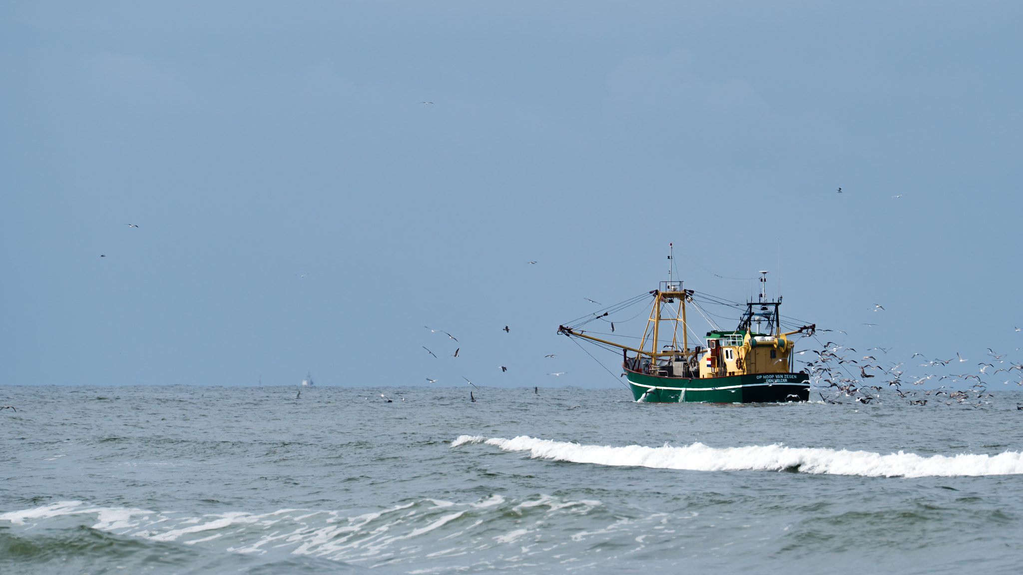 Sony FE 70-300mm F4.5-5.6 G OSS sample photo. Fisher boat 'op hoop van zegen' followed by a crowd of sea gulls photography