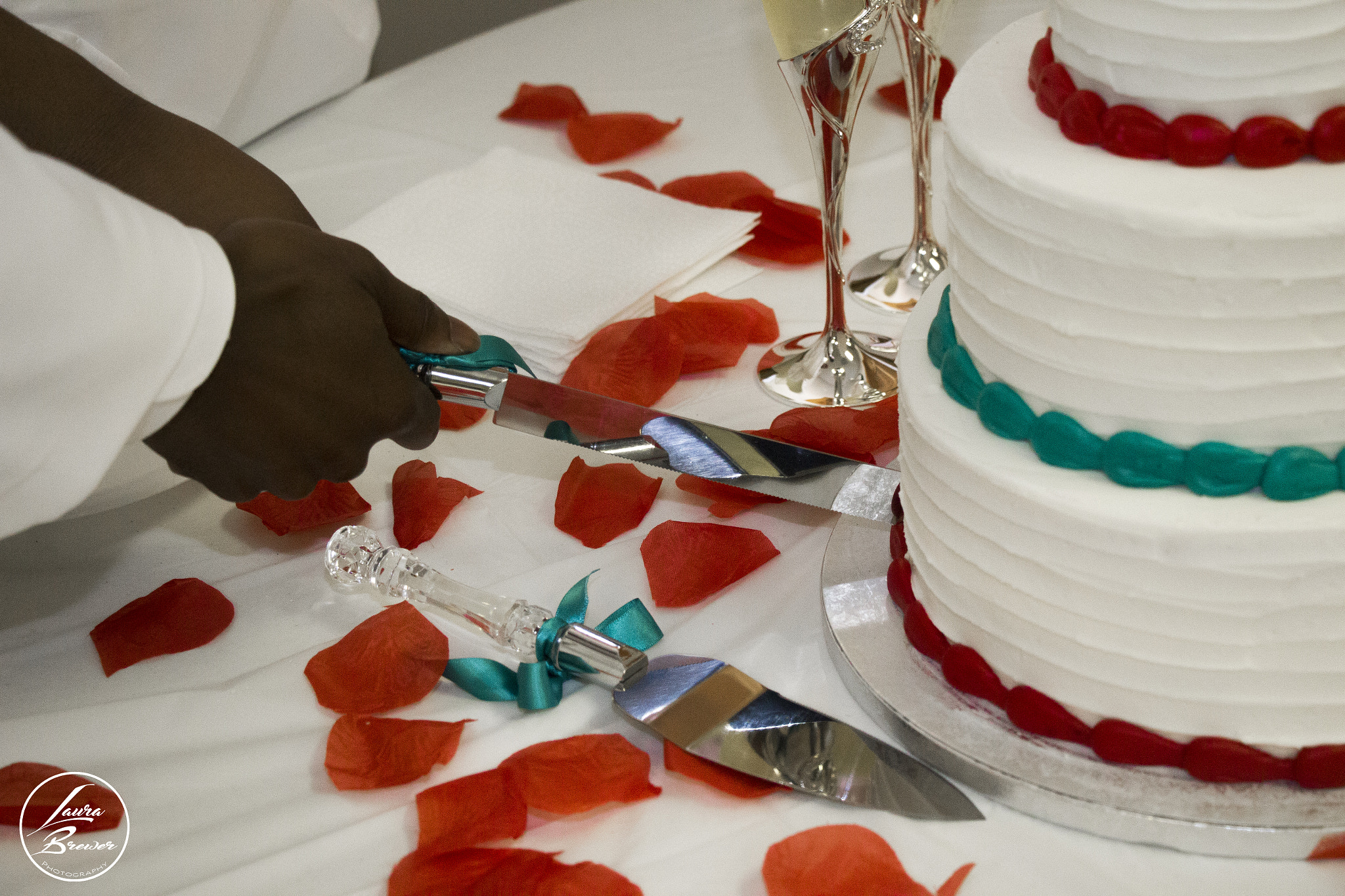 Canon EOS 1200D (EOS Rebel T5 / EOS Kiss X70 / EOS Hi) sample photo. Cutting the cake - 1 photography