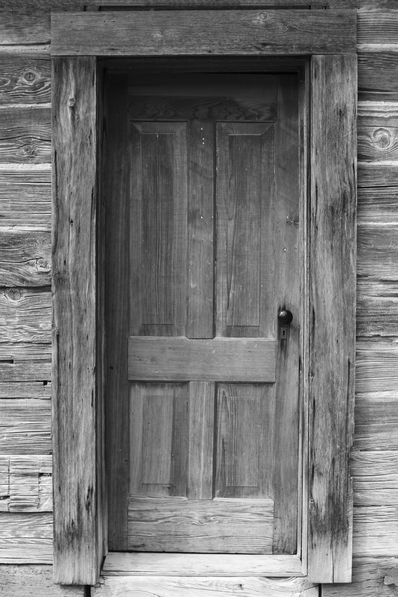 EF28-70mm f/2.8L USM sample photo. Cabin door photography