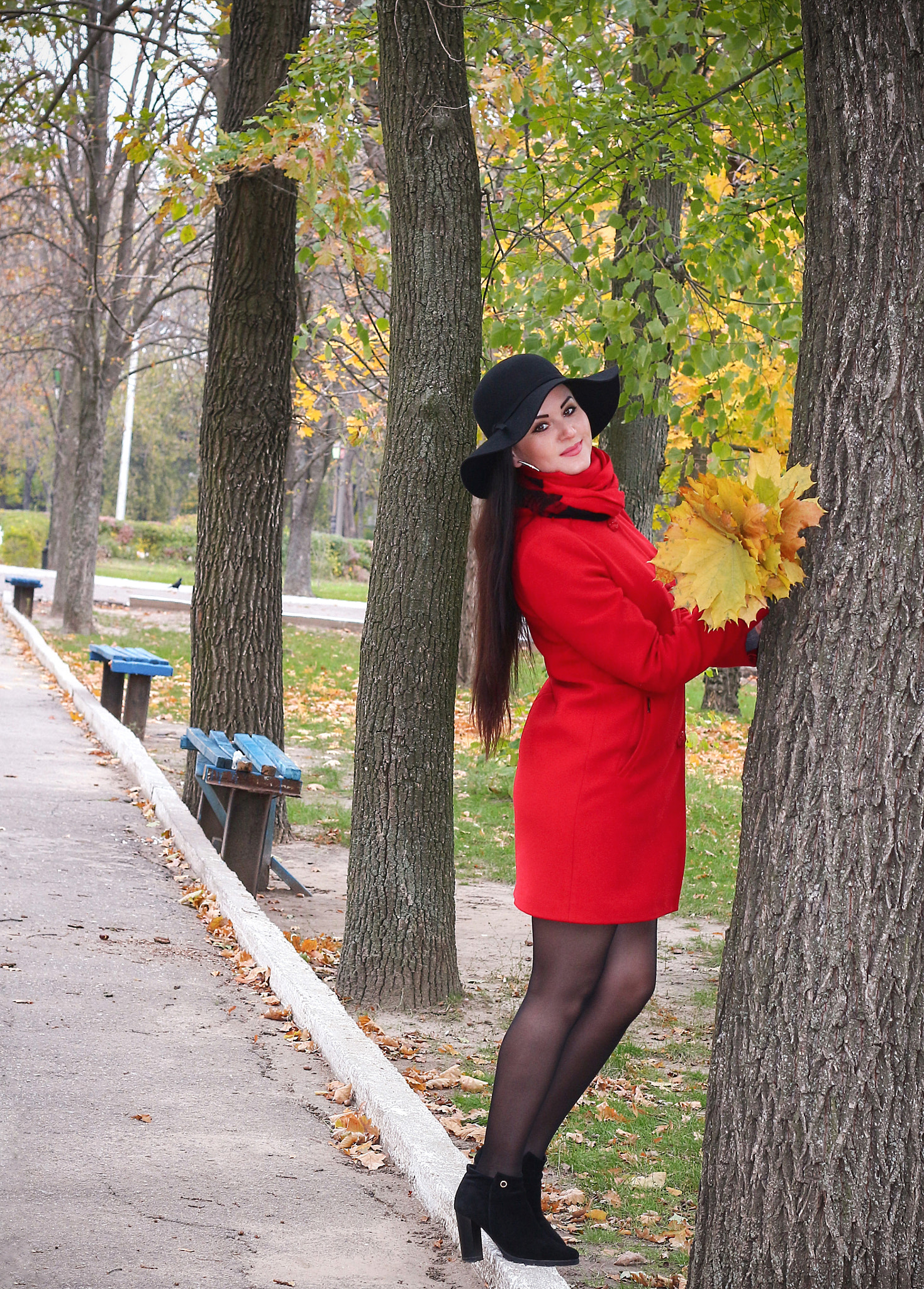 Canon EOS 650D (EOS Rebel T4i / EOS Kiss X6i) + Canon EF 50mm F1.8 II sample photo. Девушка в красном photography