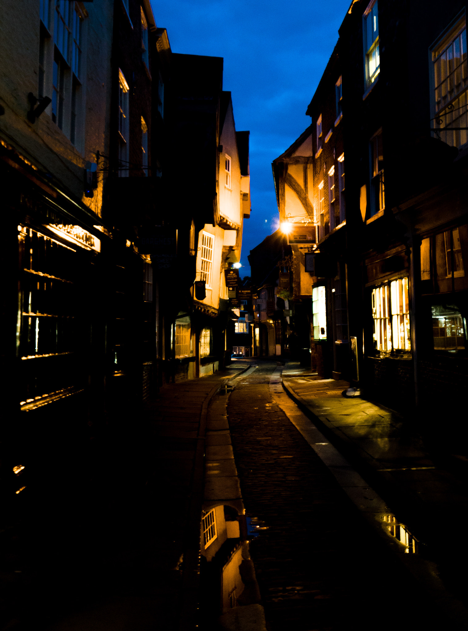Sony a7S + Sony Vario-Tessar T* FE 16-35mm F4 ZA OSS sample photo. York street photography