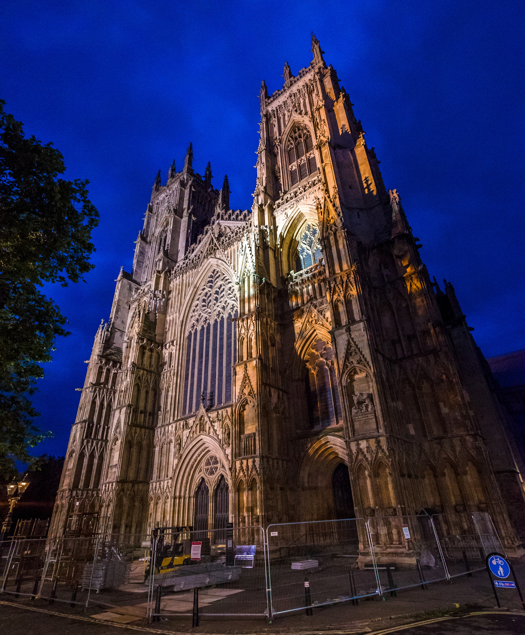 Sony a7S + Sony Vario-Tessar T* FE 16-35mm F4 ZA OSS sample photo. Night in york photography