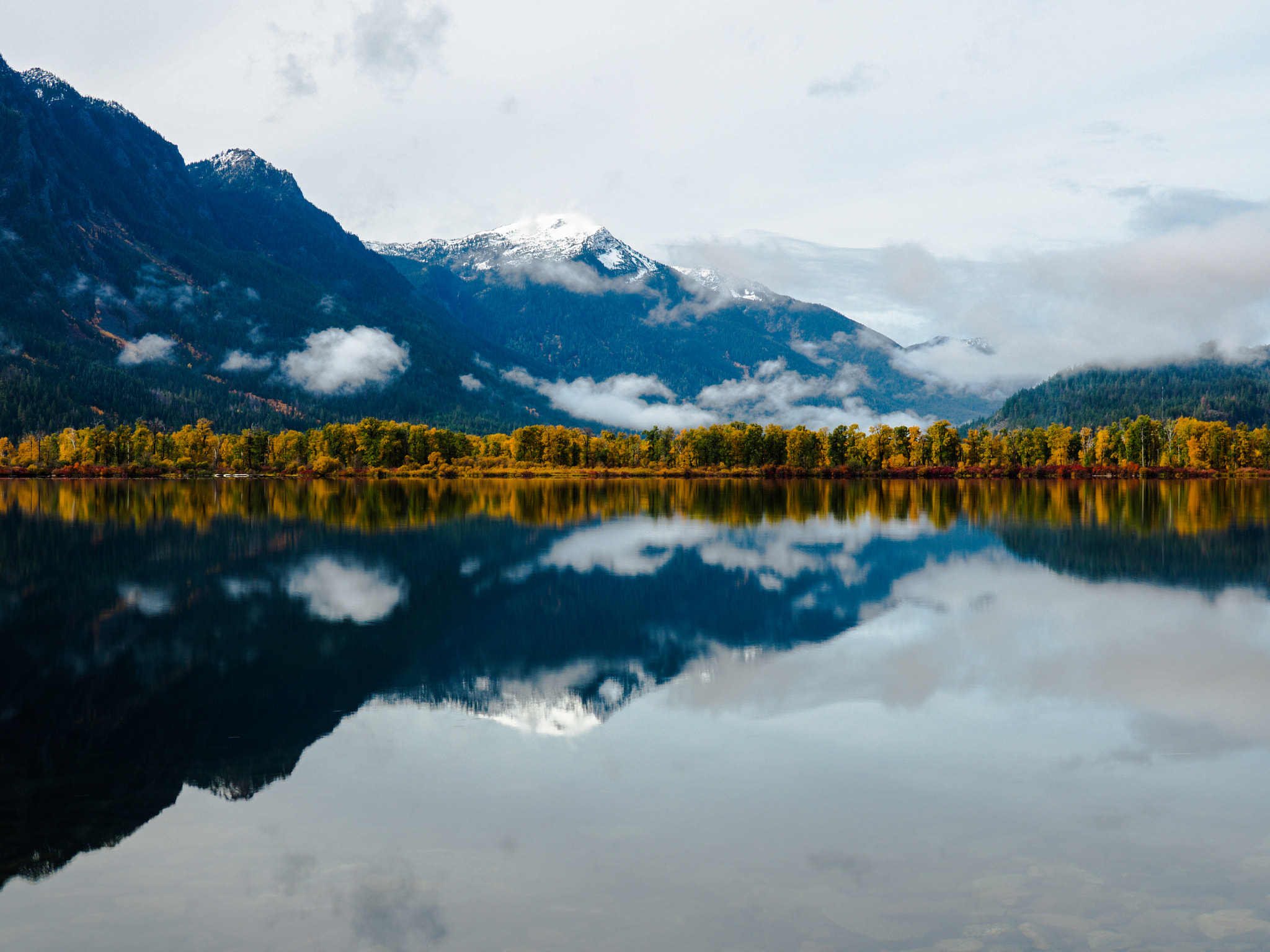 Olympus OM-D E-M5 II + Panasonic Lumix G 20mm F1.7 ASPH sample photo. Lake wenatchee autumn photography