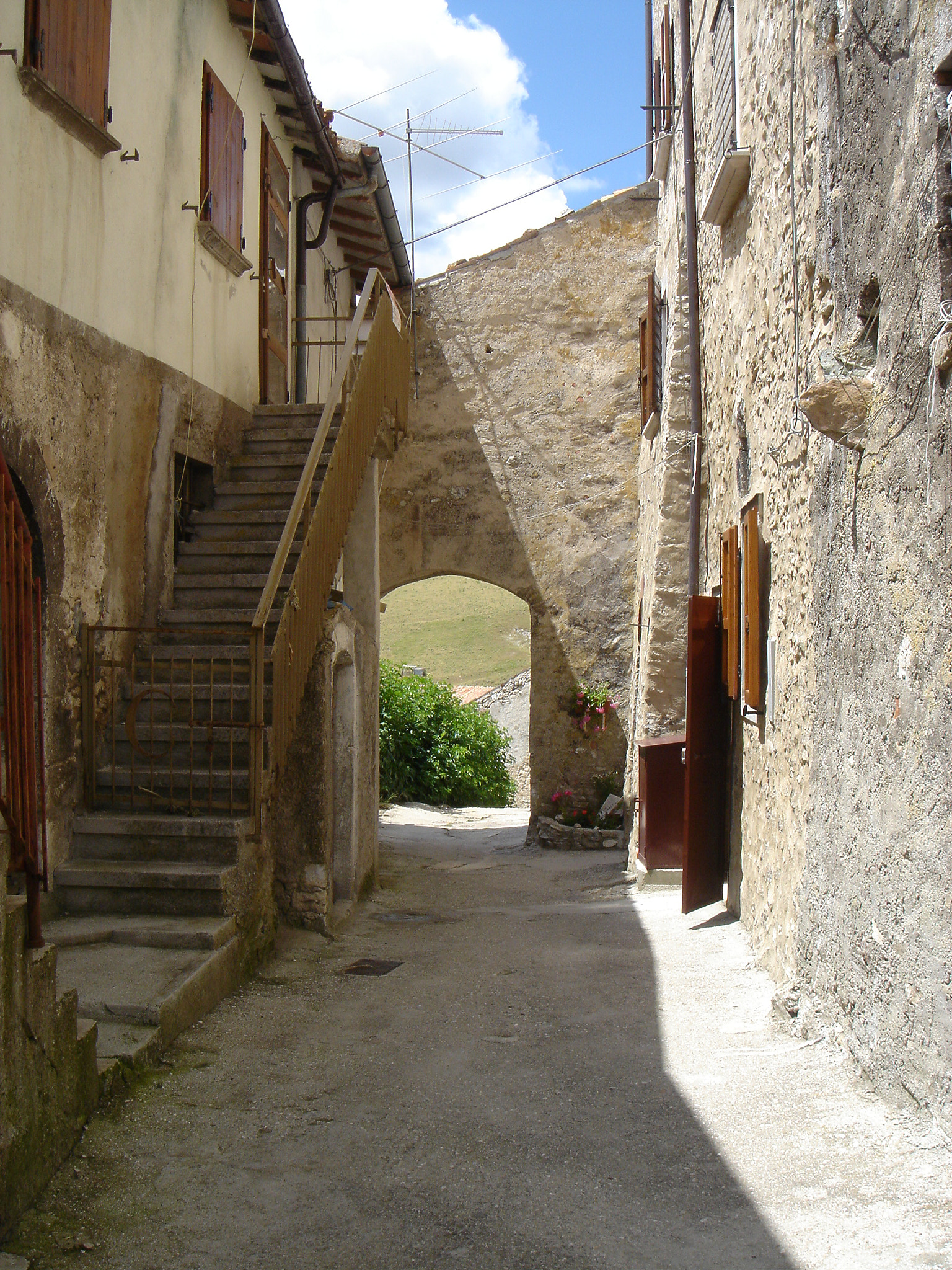 Sony DSC-T1 sample photo. Vicolo di castelluccio photography