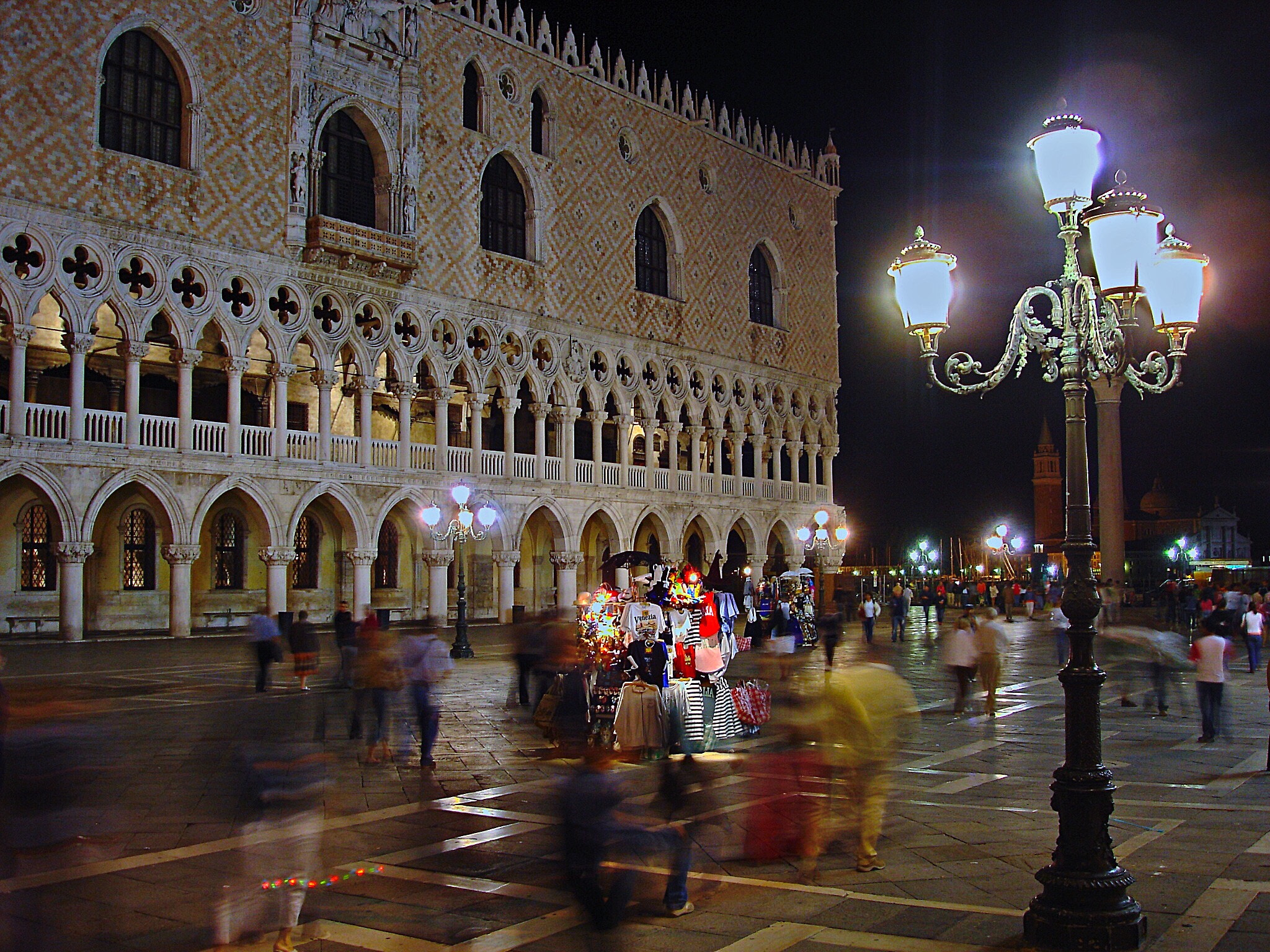 Sony DSC-P100 sample photo. La plaza de noche photography