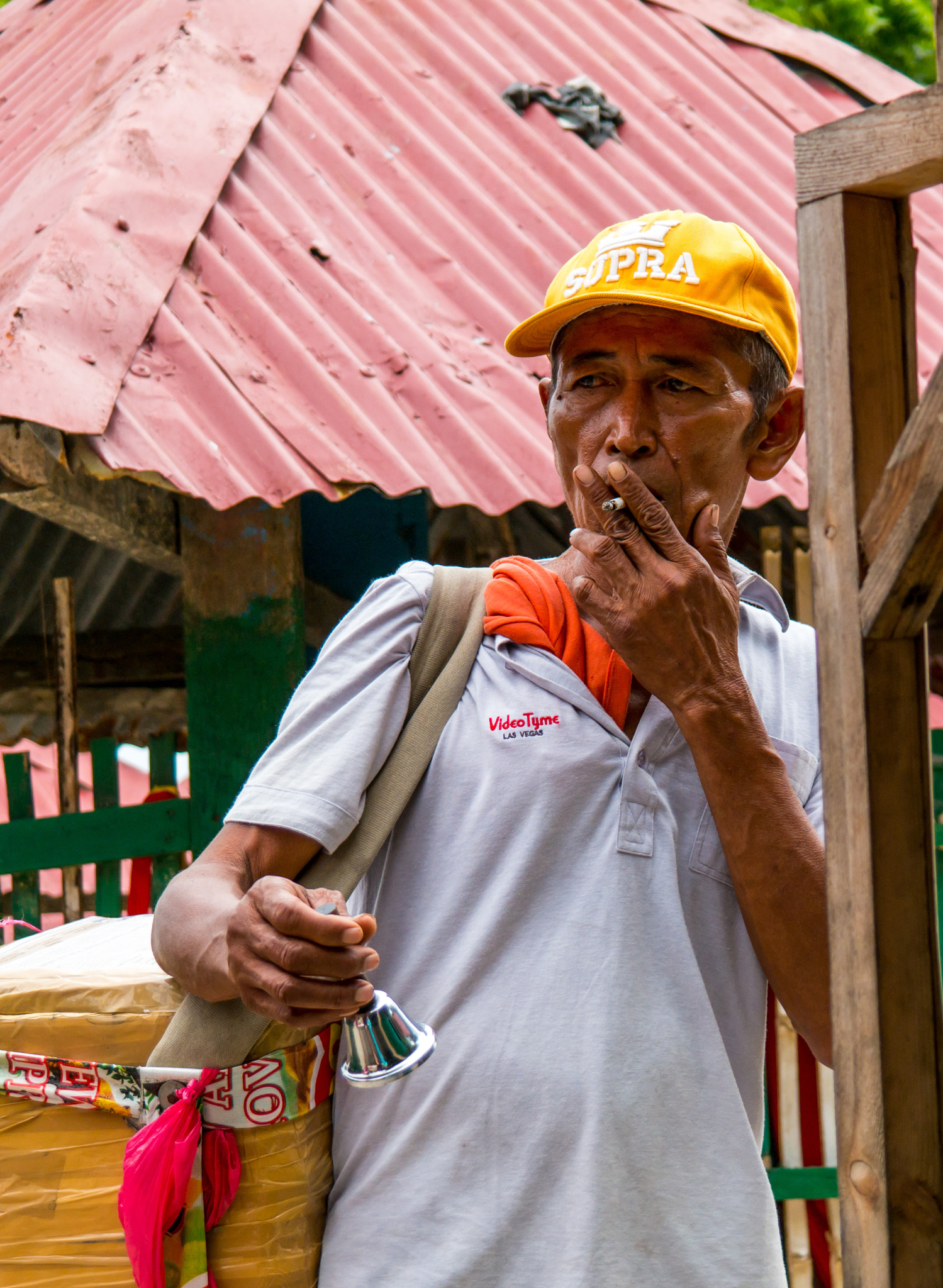 Samsung NX300M + Samsung NX 18-55mm F3.5-5.6 OIS sample photo. Ice cream vendor photography