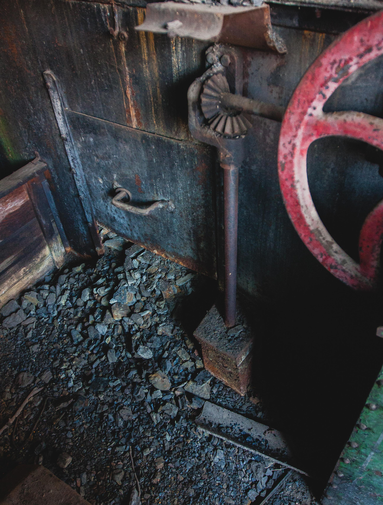 Canon EF 16-35mm F2.8L II USM sample photo. Old steam locomotive ,charcoal detail photography