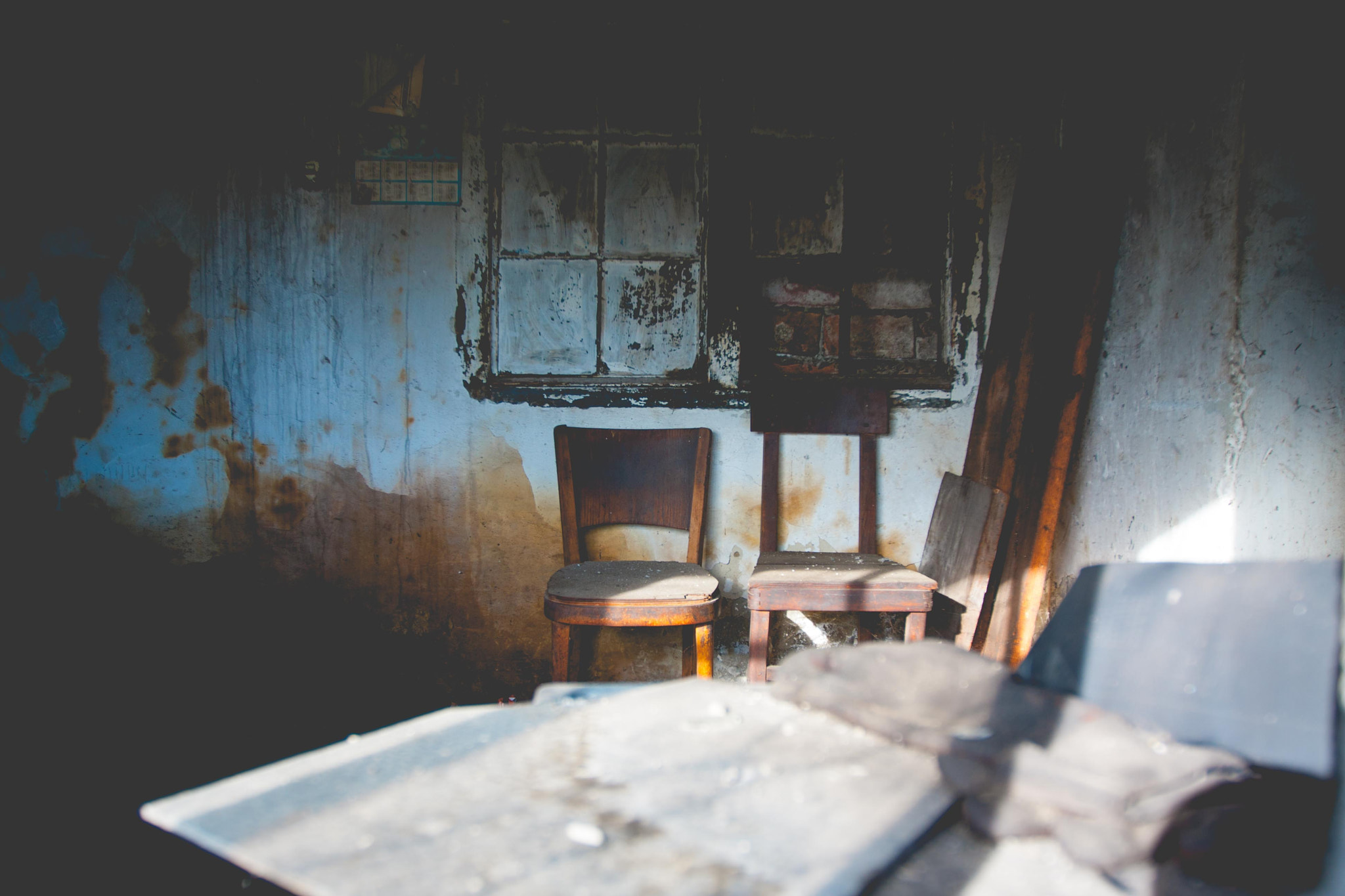 Canon EF 16-35mm F2.8L II USM sample photo. Abandoned chairs photography