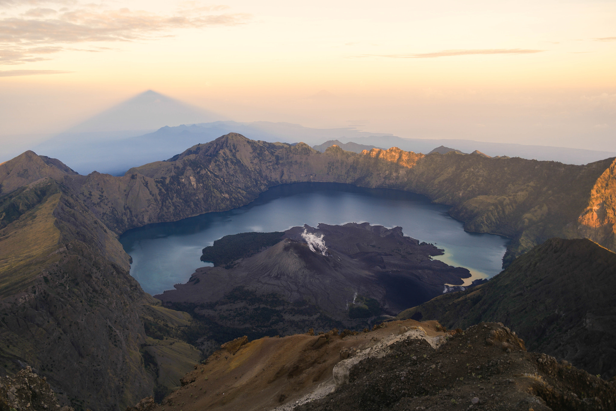 Saumsun NX 16-50mm F2-2.8 S ED OIS sample photo. Mt. rinjani summit photography
