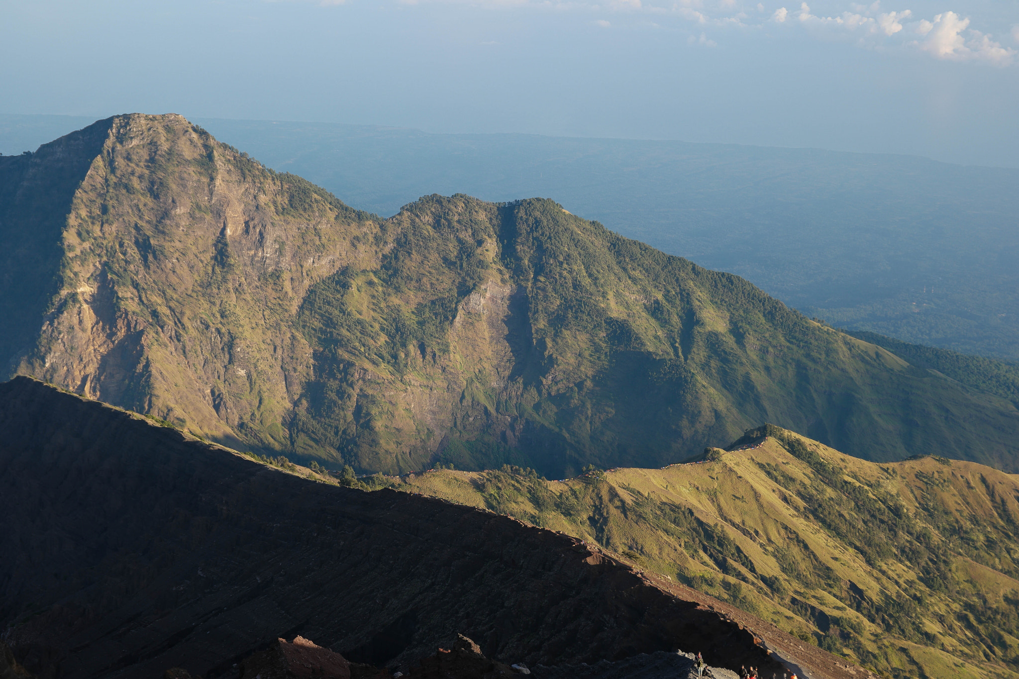 Saumsun NX 16-50mm F2-2.8 S ED OIS sample photo. Mt. rinjani's volcanic rim photography