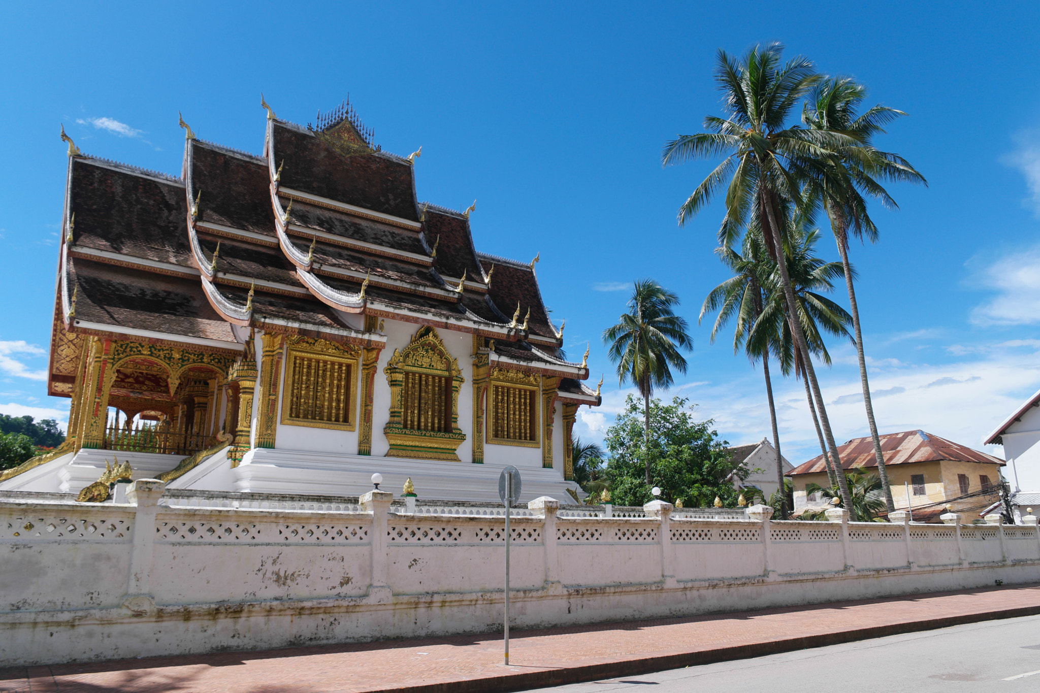 Saumsun NX 16-50mm F2-2.8 S ED OIS sample photo. Temple in luang prabang photography