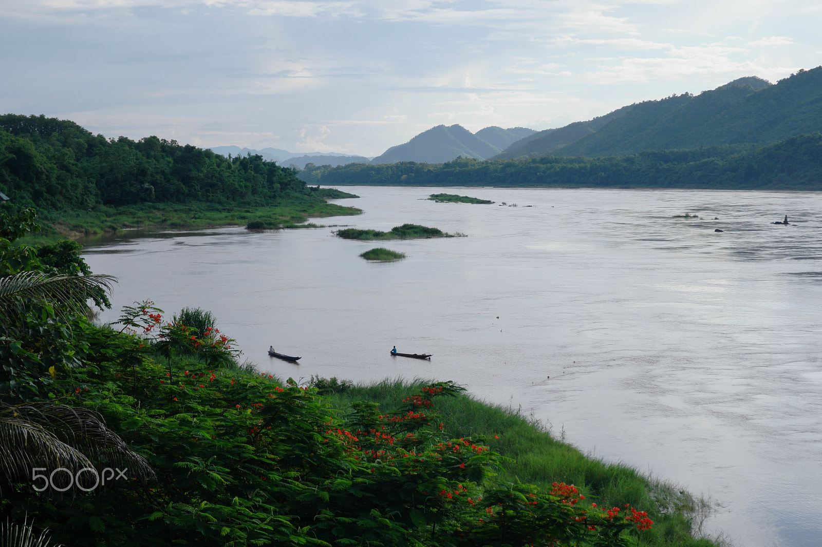 Saumsun NX 16-50mm F2-2.8 S ED OIS sample photo. Mekong river in laos photography