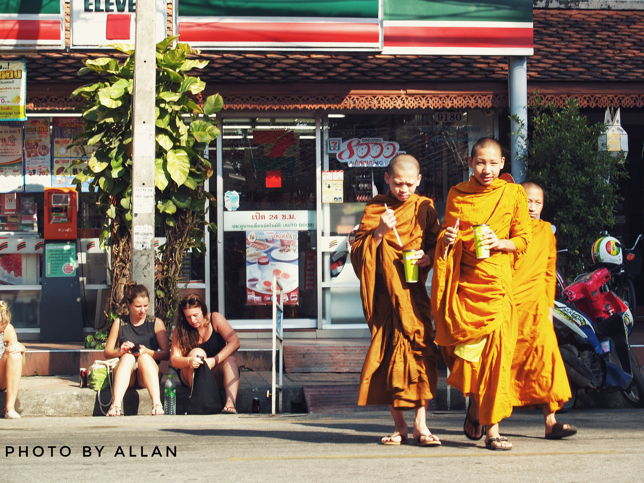 Olympus E-500 (EVOLT E-500) + Olympus Zuiko Digital 14-45mm F3.5-5.6 sample photo. Buddhist monks photography