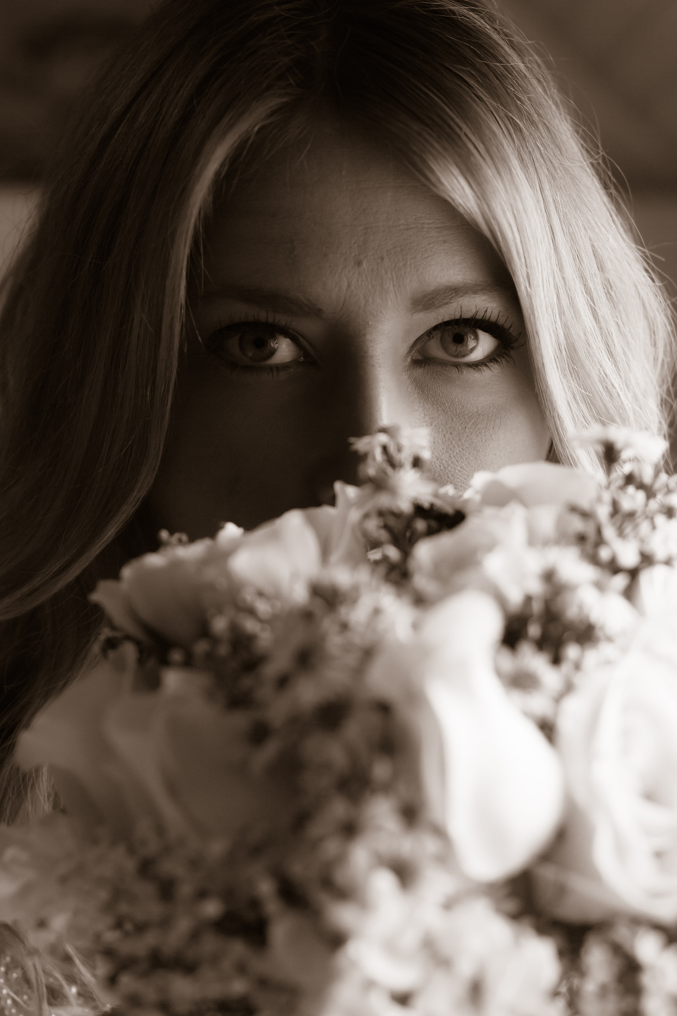 Canon EOS 550D (EOS Rebel T2i / EOS Kiss X4) sample photo. Eyes behind bouquet photography