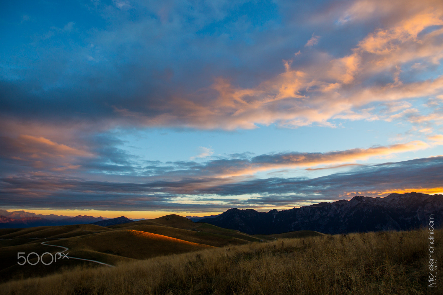 Canon EOS-1D Mark IV sample photo. Daybreak in italian mountains photography