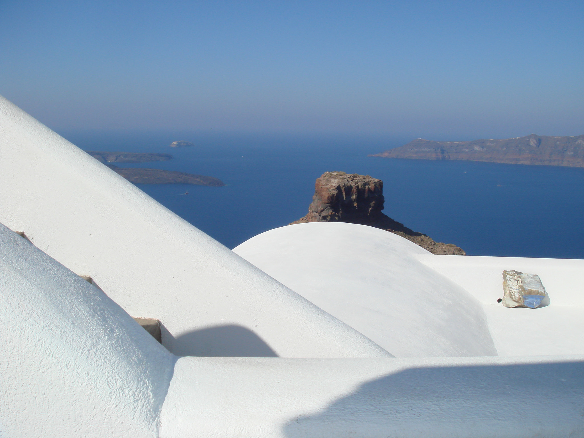 Sony DSC-T10 sample photo. Santorini con su vista al mar egeo y sus islas volcanicas photography