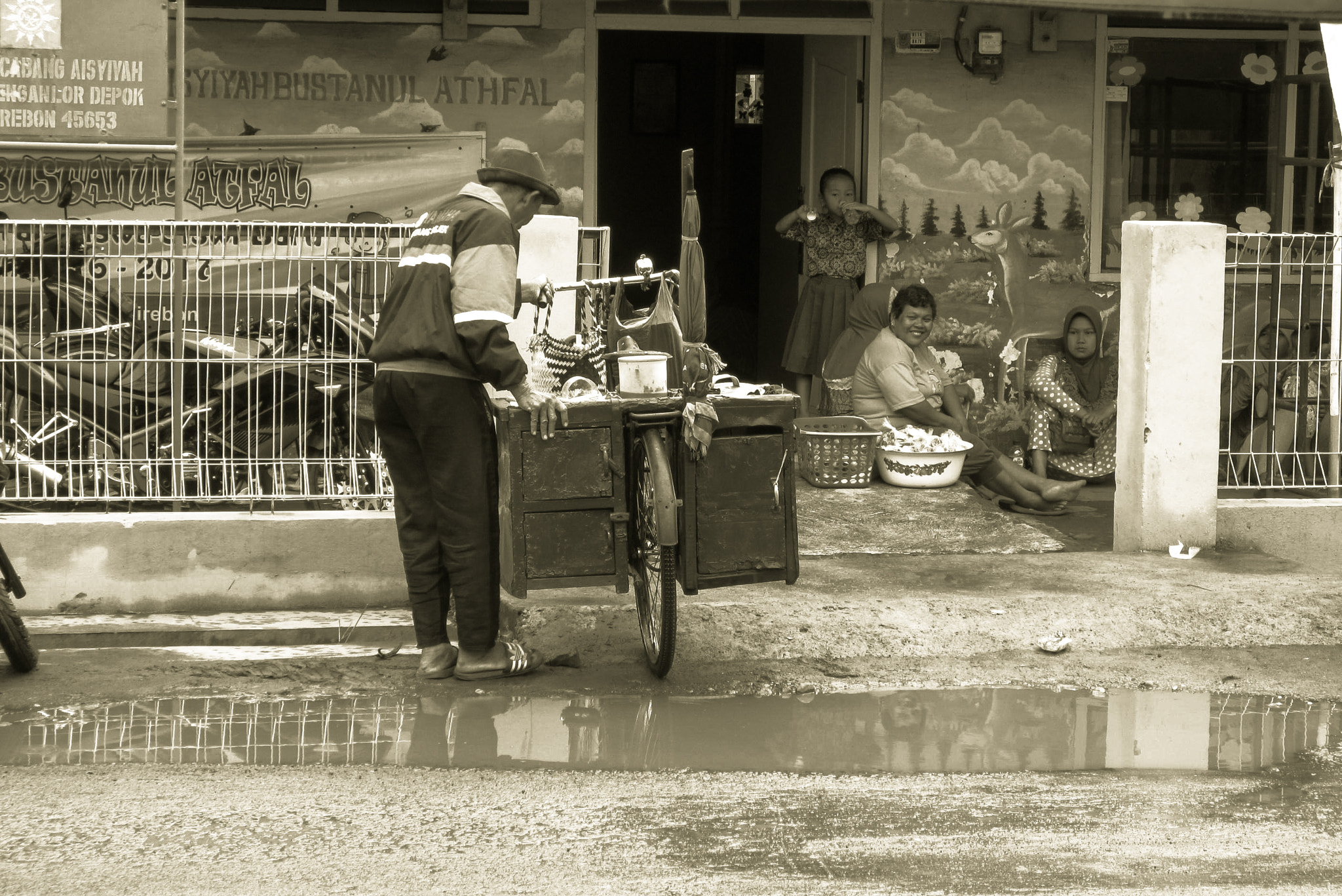 Canon PowerShot ELPH 300 HS (IXUS 220 HS / IXY 410F) sample photo. Mang goyot  photography