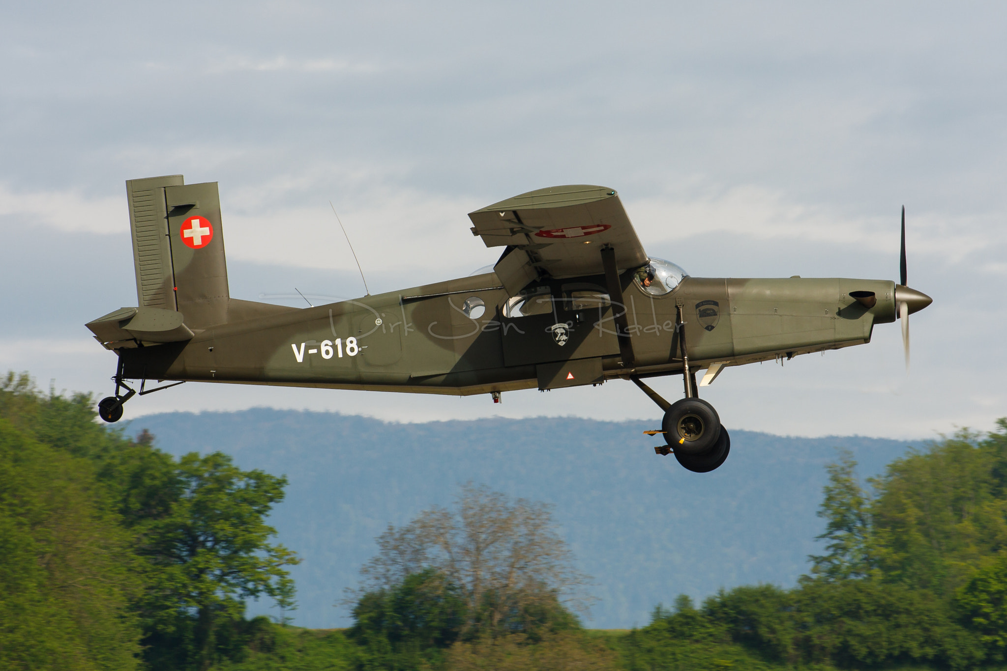 Canon EOS 40D + Canon EF 70-200mm F2.8L USM sample photo. Swiss air force pc-6b/b2-h2 turbo porter v-618 photography