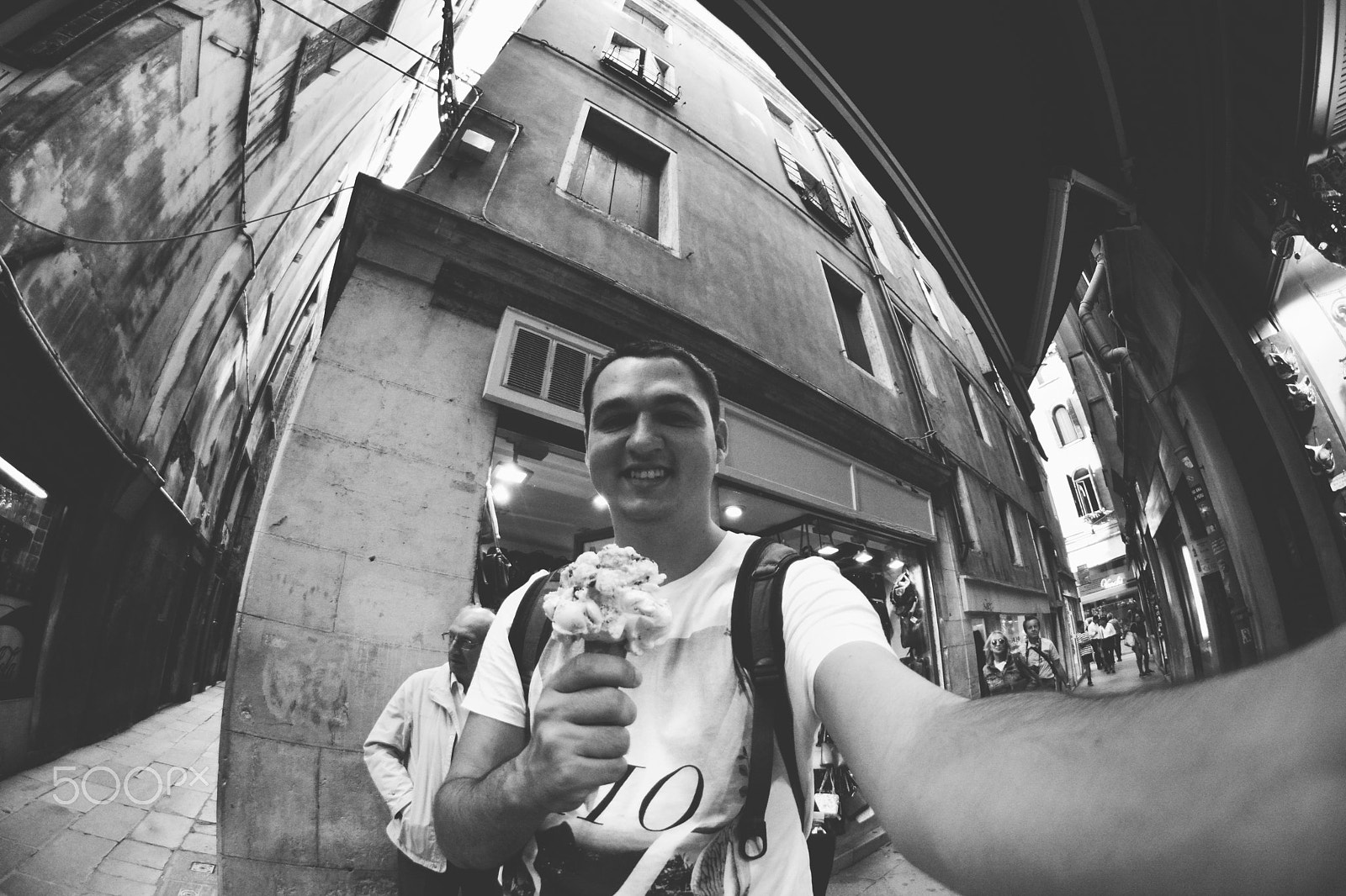 Samyang 8mm F3.5 Aspherical IF MC Fisheye sample photo. Roman & ice cream photography