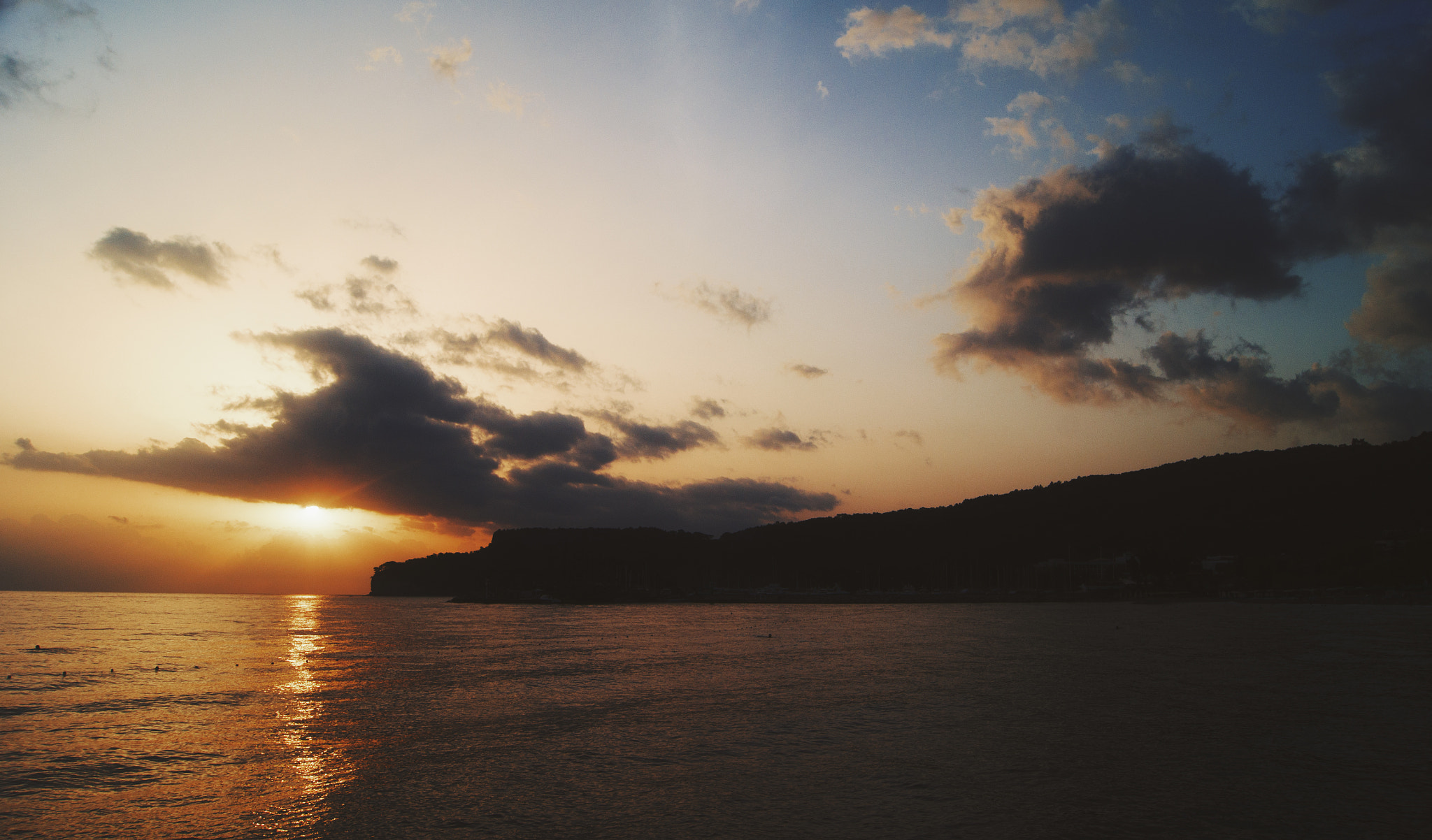 Sony Alpha DSLR-A450 + Sony DT 18-55mm F3.5-5.6 SAM sample photo. Kemer beach, turkey photography