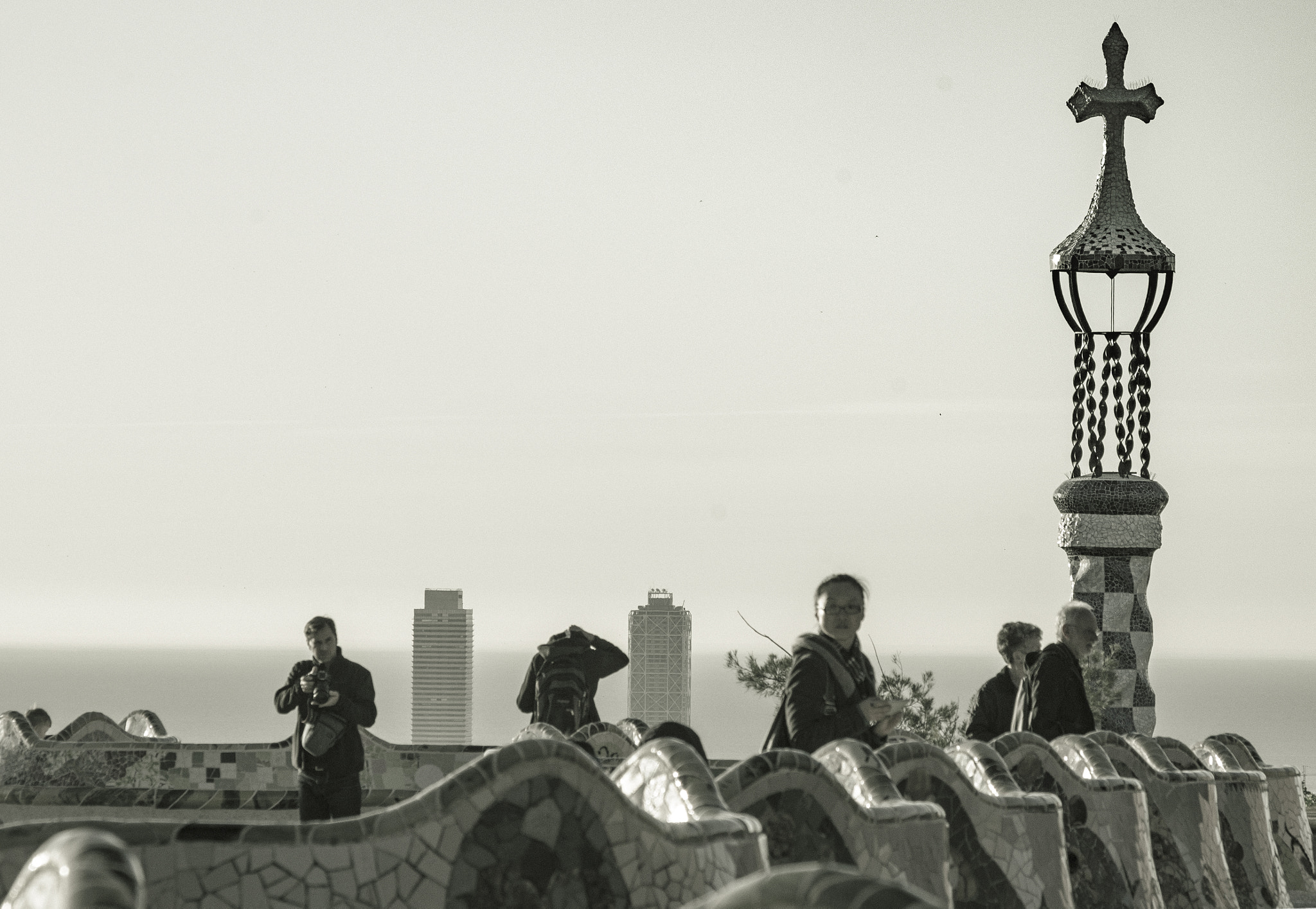 Pentax K-5 + smc PENTAX-DA L 50-200mm F4-5.6 ED sample photo. A primera hora de la mañana parc güell photography