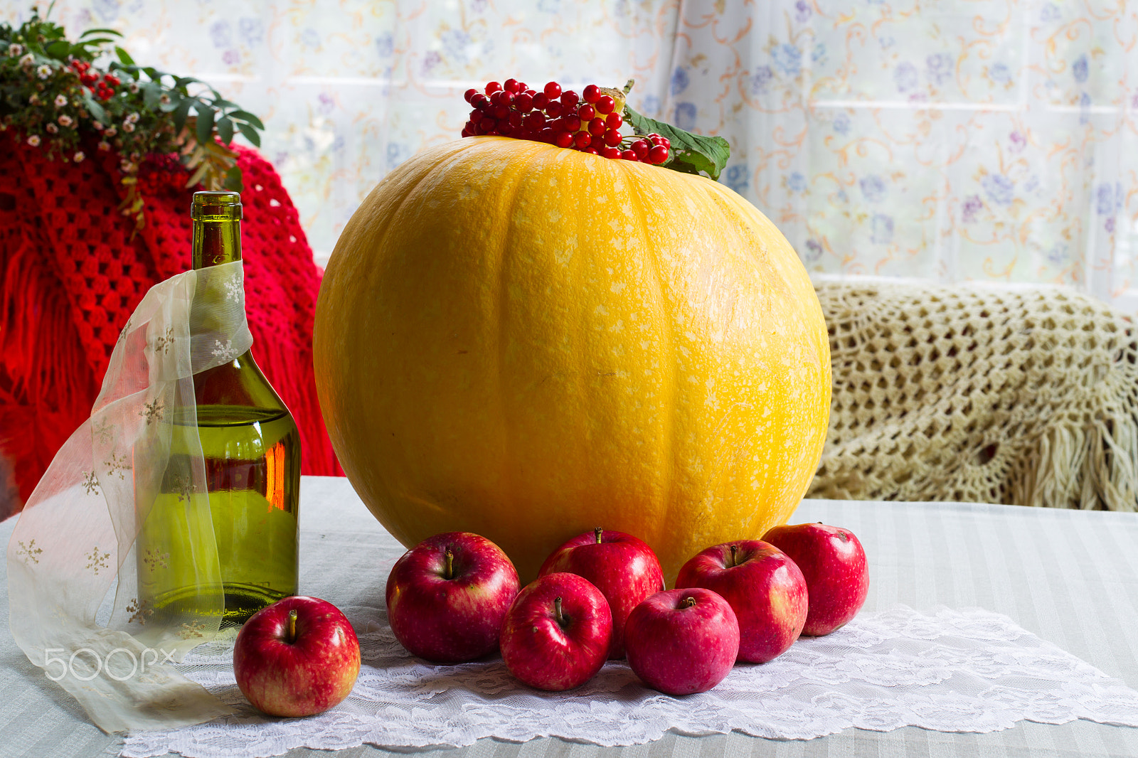Canon EOS-1D Mark IV + Canon EF 50mm F1.2L USM sample photo. Still life on thanksgiving day and halloween with red apples, pu photography