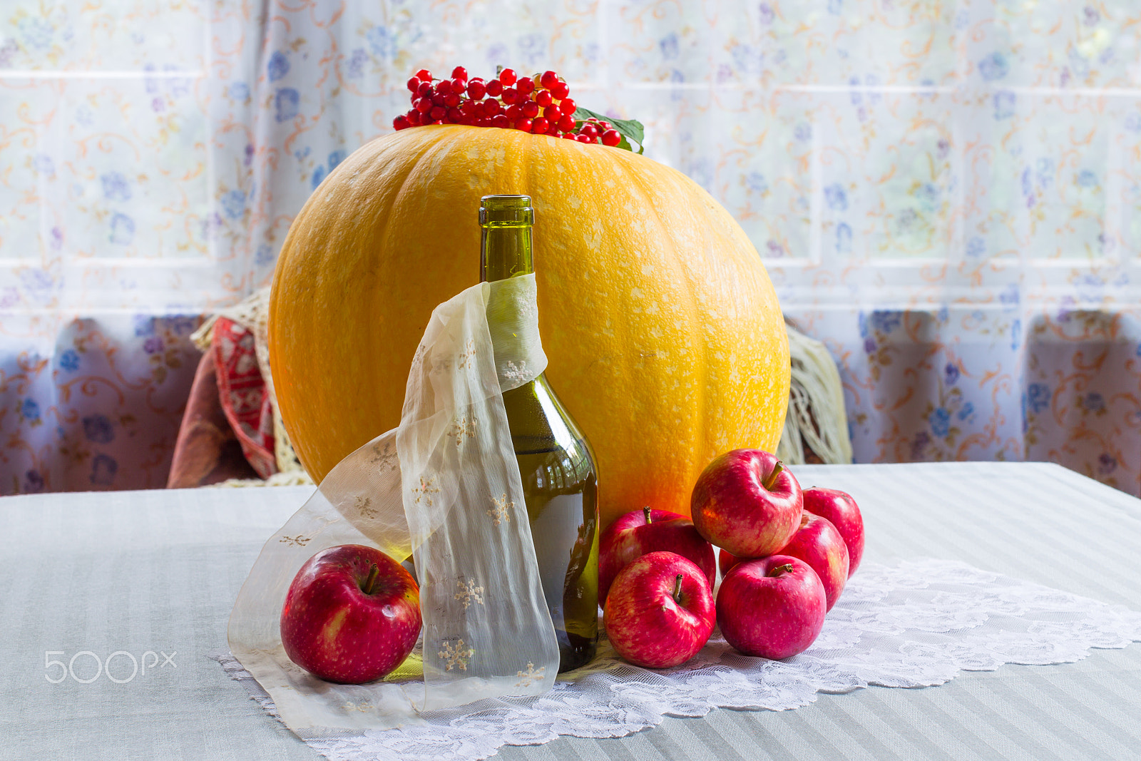 Canon EOS-1D Mark IV sample photo. Still life on thanksgiving day and halloween with red apples, pu photography