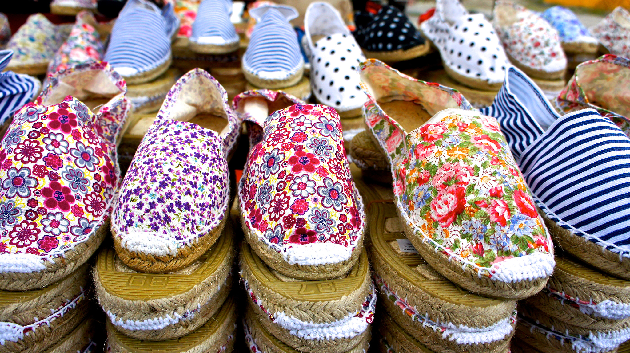 Sony Alpha NEX-5 + Tamron 18-200mm F3.5-6.3 Di III VC sample photo. Artisan handmade shoes at market stall photography