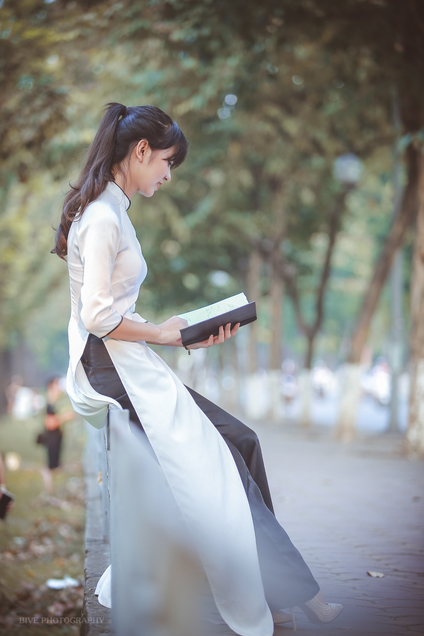 Canon EF 80-200mm f/2.8L sample photo. Ao dai photography