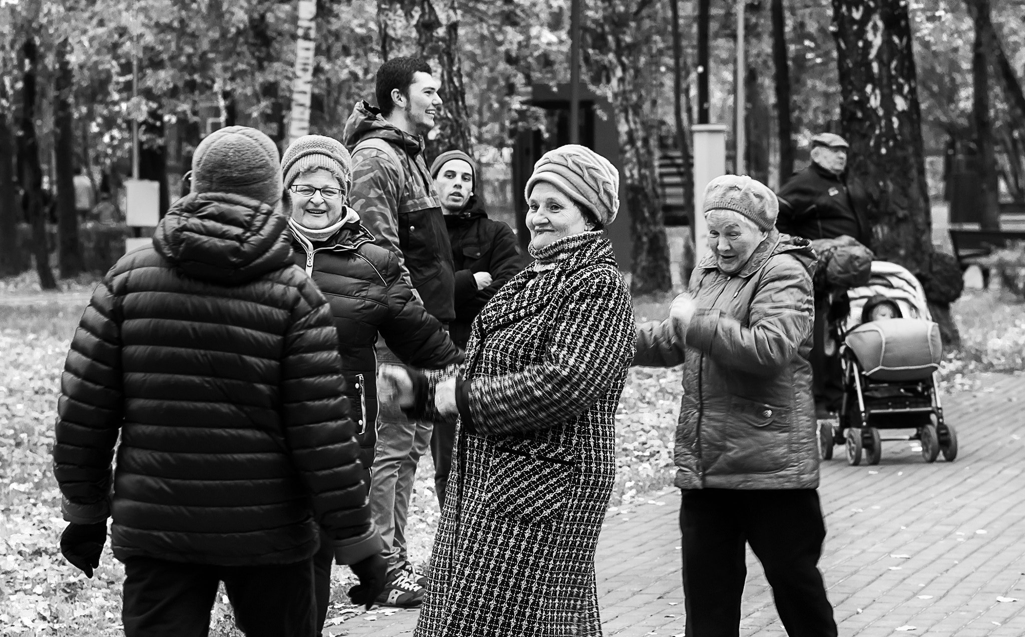 Pentax smc FA 77mm 1.8 Limited sample photo. Girls dancing..-))) photography