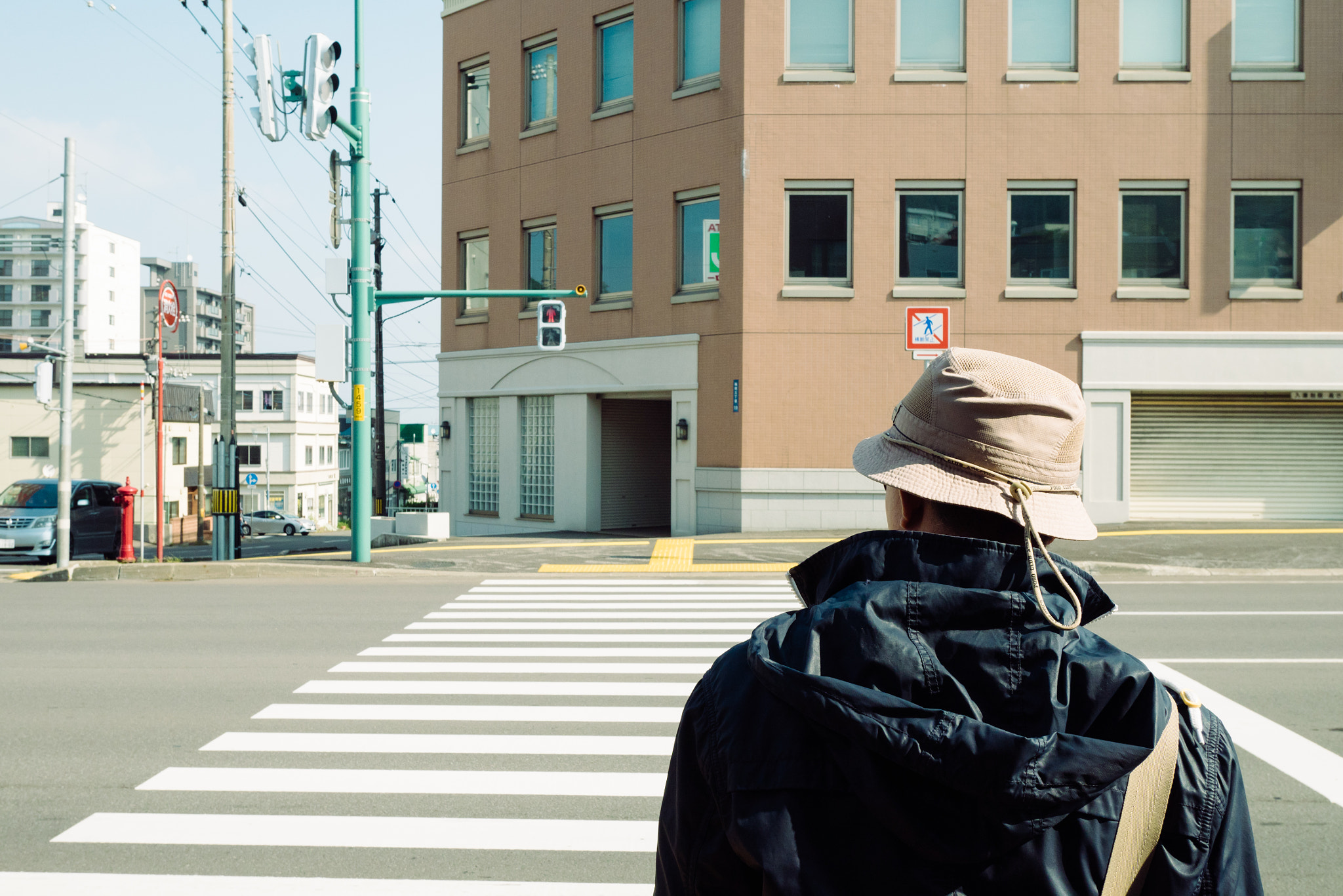 Panasonic Lumix DMC-GM1 sample photo. Waiting for traffic light in otaru, japan photography