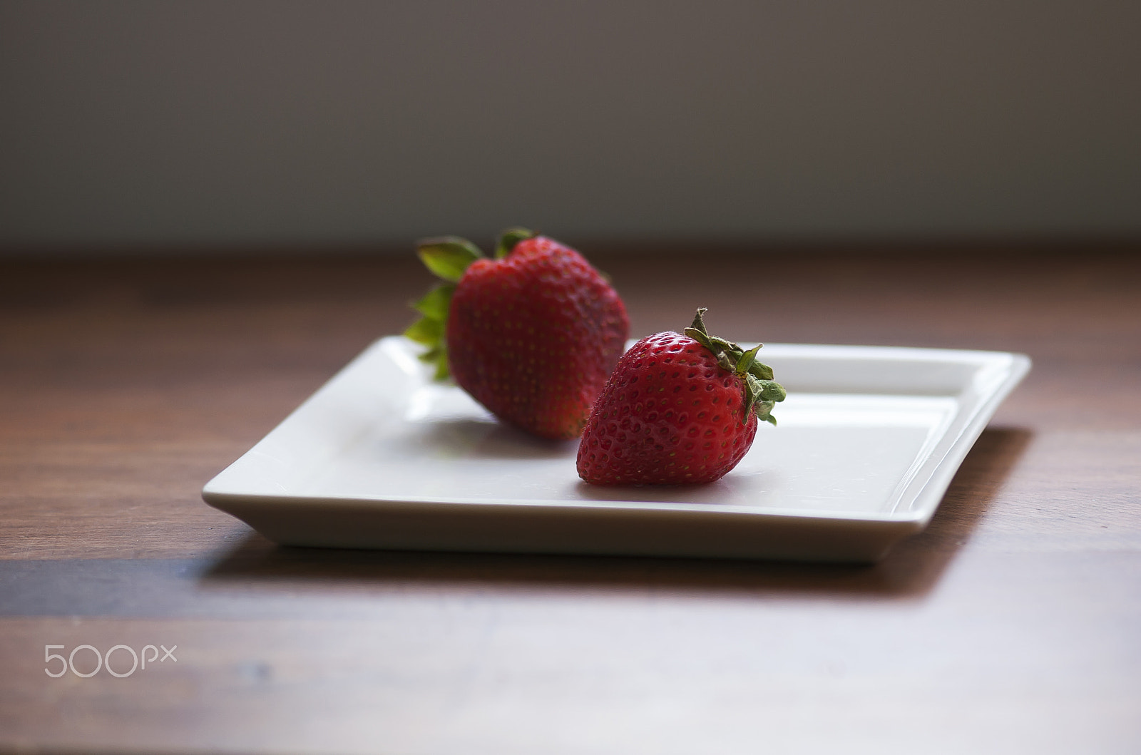 Nikon AF-S Micro-Nikkor 105mm F2.8G IF-ED VR sample photo. Strawberries on plate photography