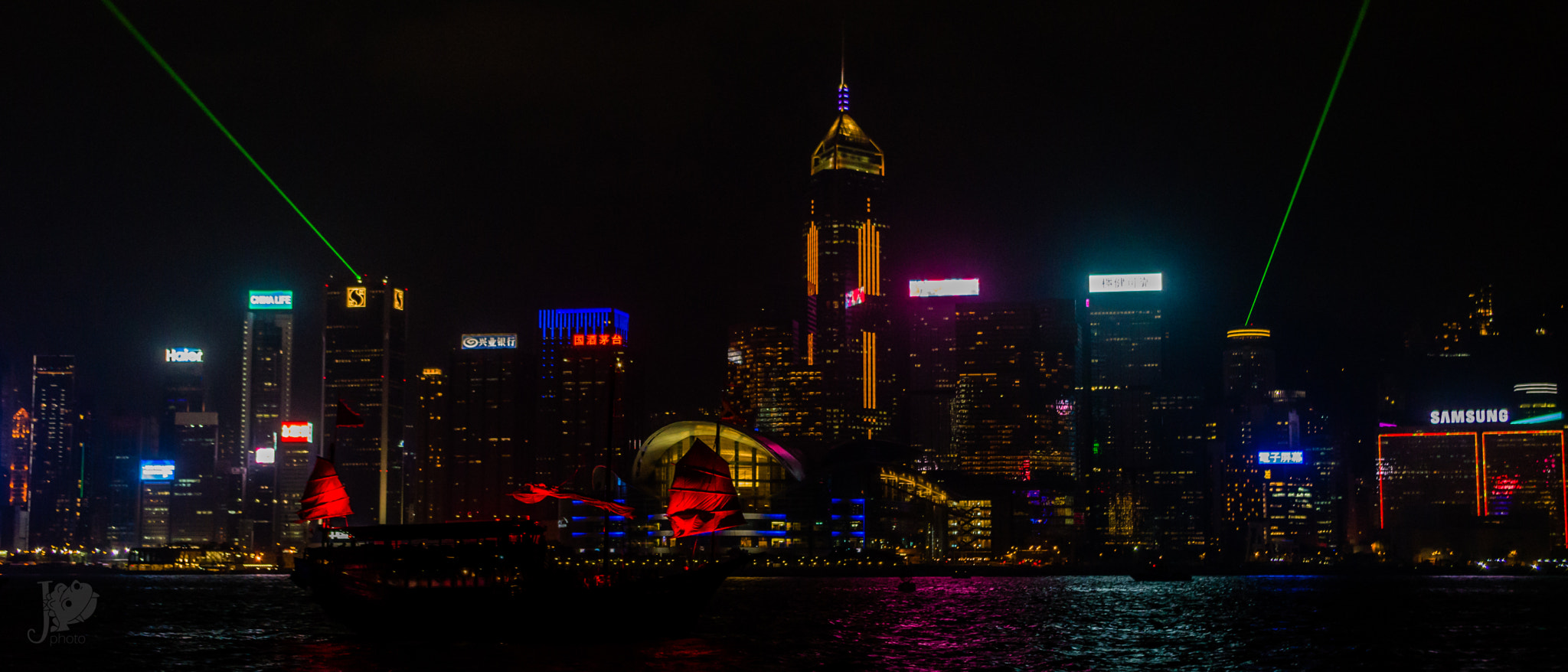 Pentax smc DA 18-55mm F3.5-5.6 AL WR sample photo. Hong kong light show with a traditional boat photography