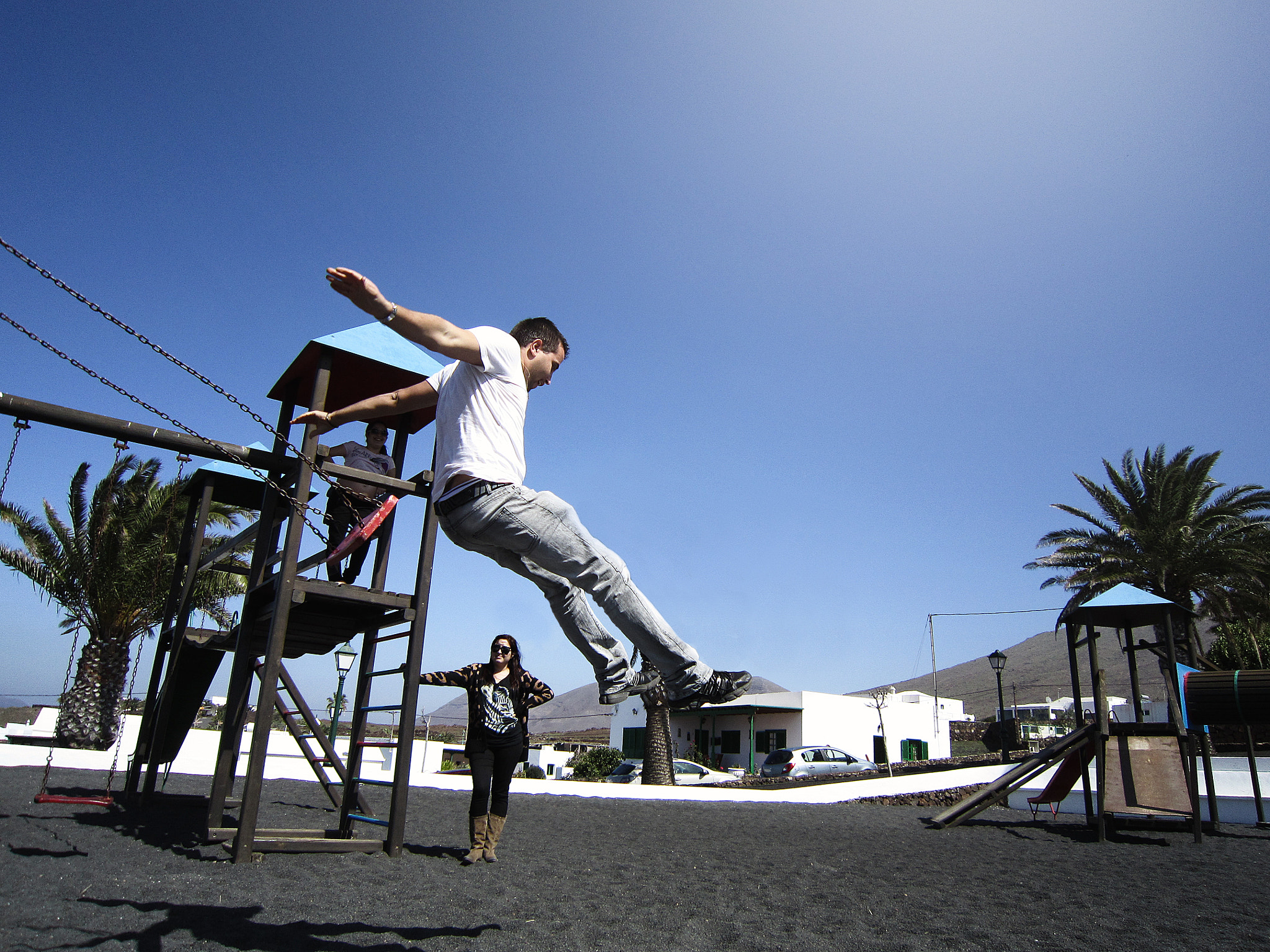 Canon PowerShot SD3500 IS (IXUS 210 / IXY 10S) sample photo. Salto desde columpio photography