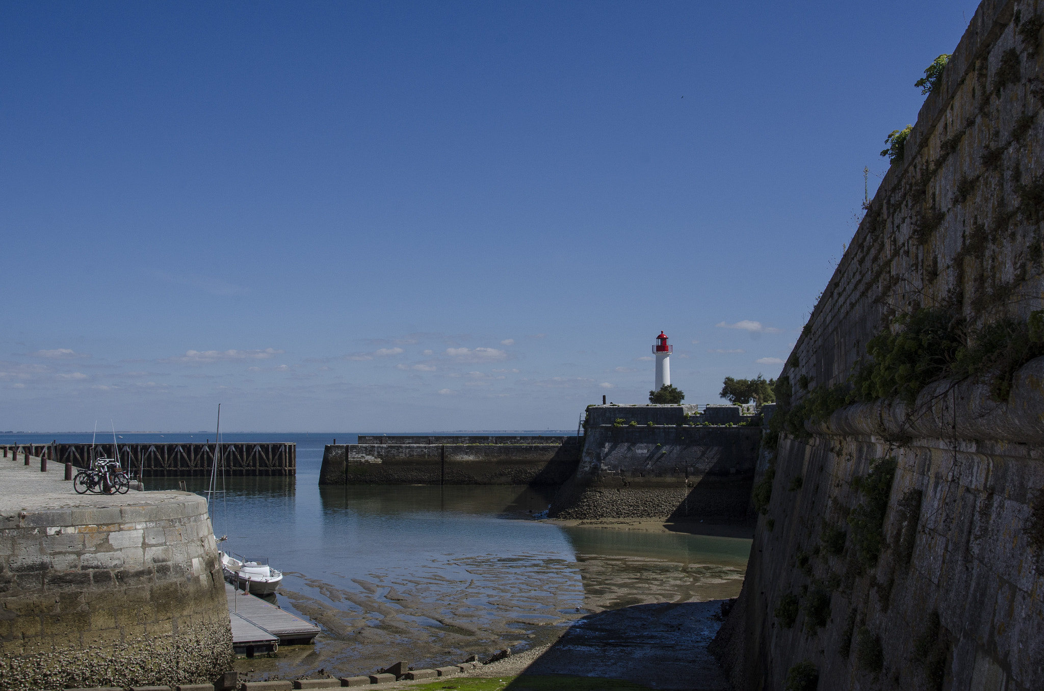Sigma 18-200mm F3.5-6.3 II DC OS HSM sample photo. Le port photography