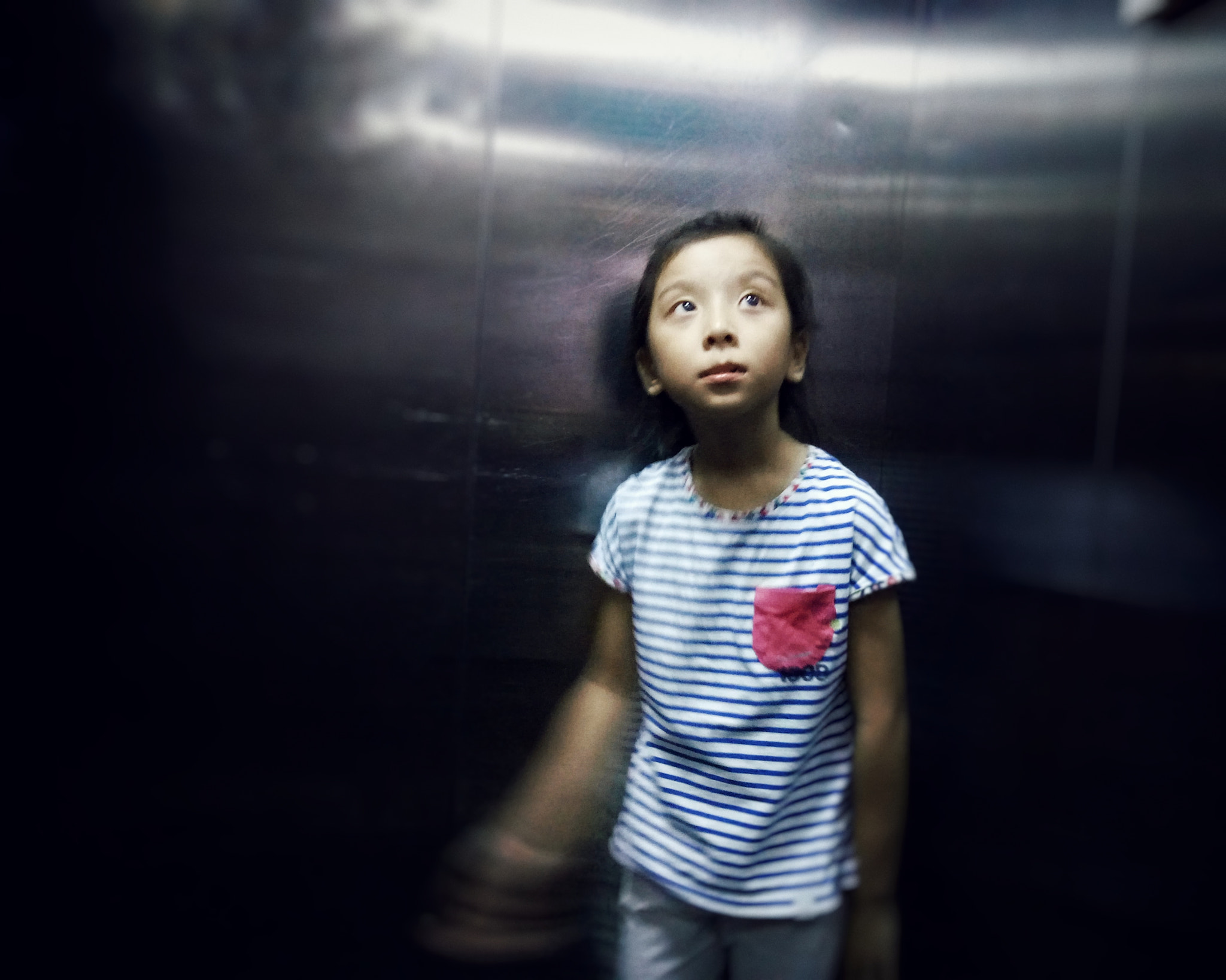OPPO R7s sample photo. The girl in the elevator photography