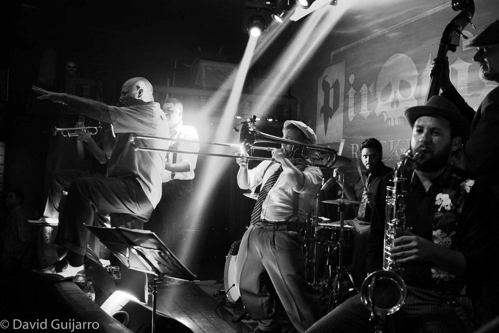 Fujifilm X-Pro1 + Fujifilm XF 23mm F1.4 R sample photo. Concierto trouper swing band photography