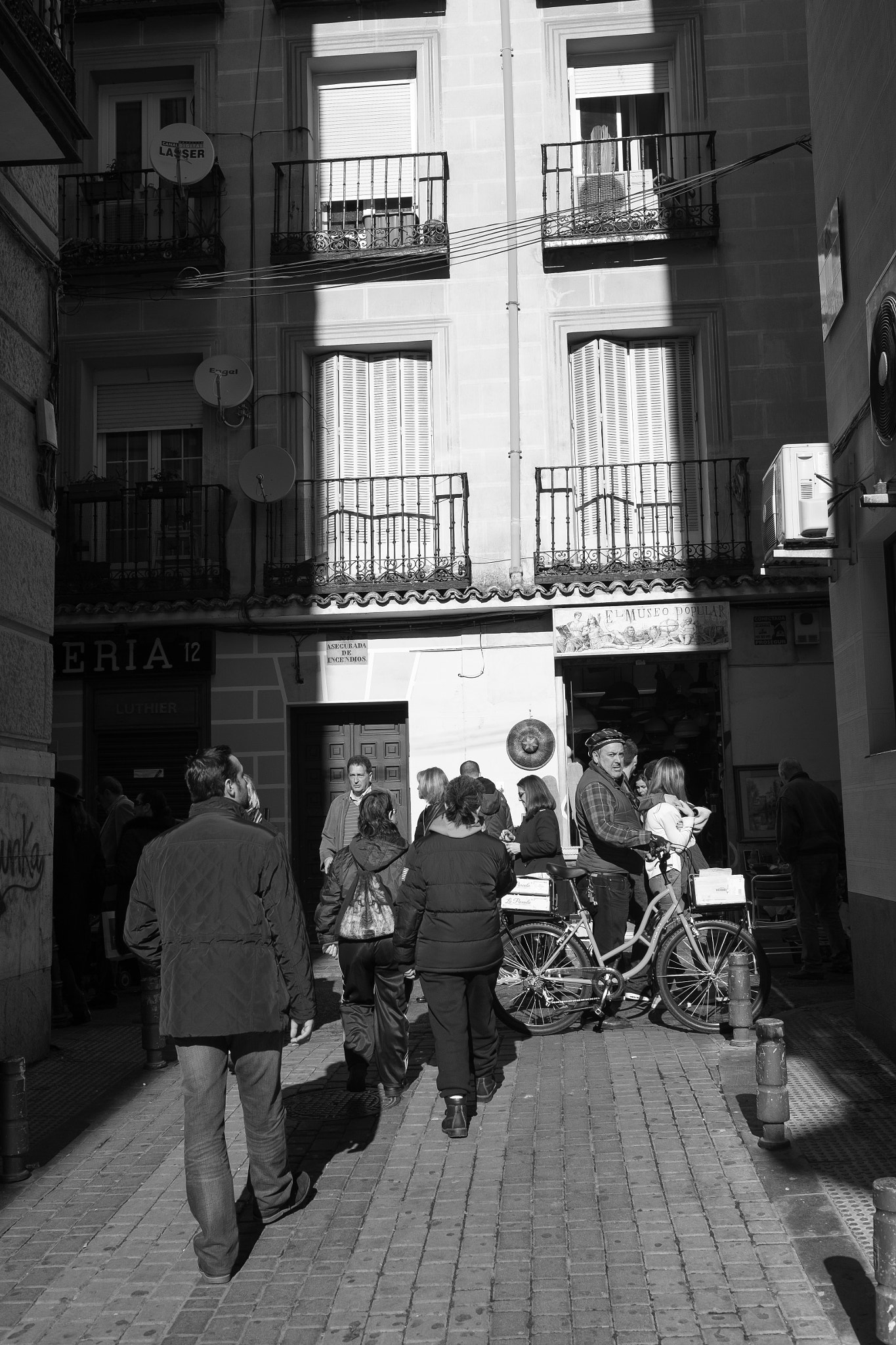 Fujifilm X-Pro1 + Fujifilm XF 23mm F1.4 R sample photo. Paseos por el rastro photography
