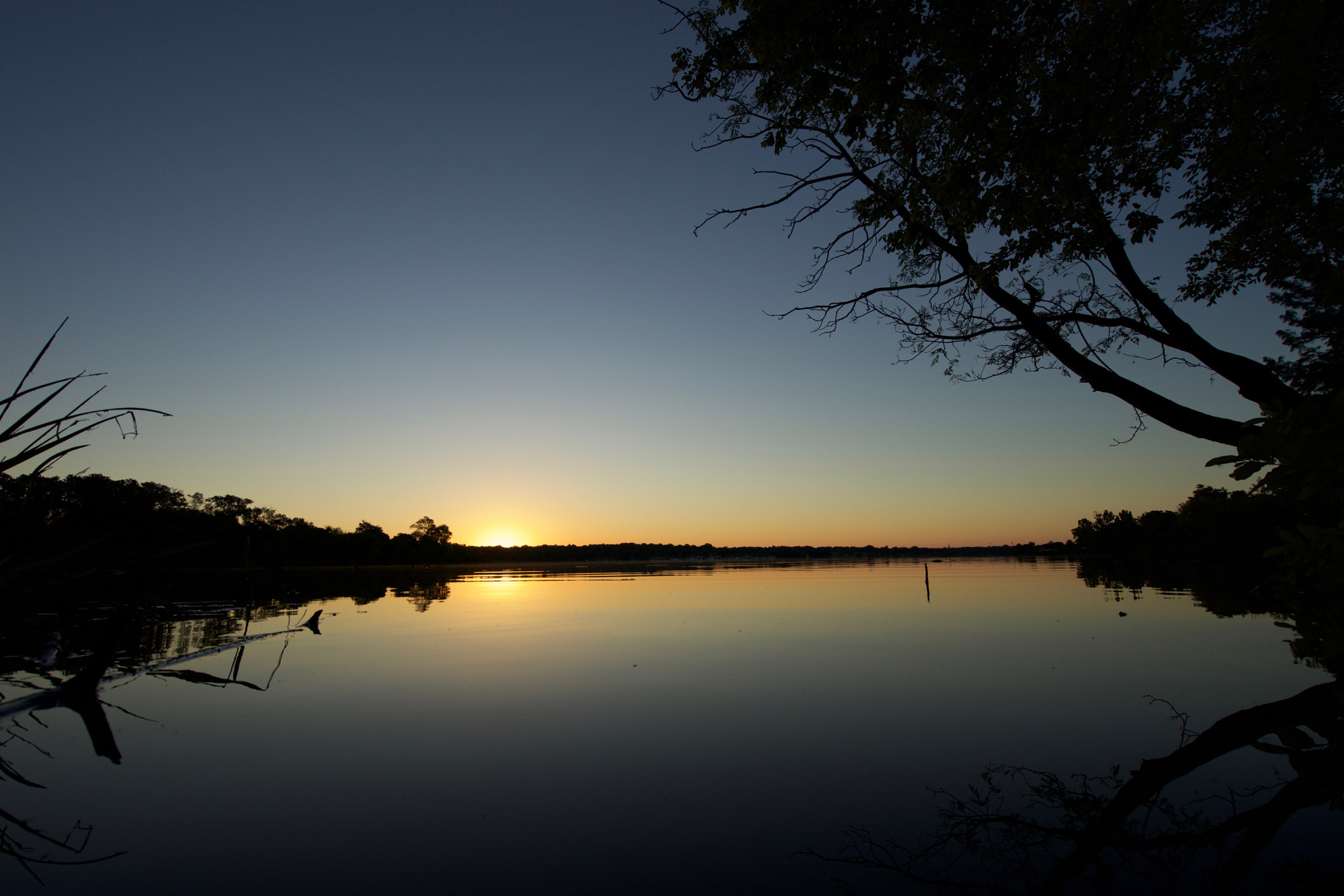 Sony a7 + Sony Vario-Tessar T* FE 16-35mm F4 ZA OSS sample photo. Sunrise at white rock lake photography