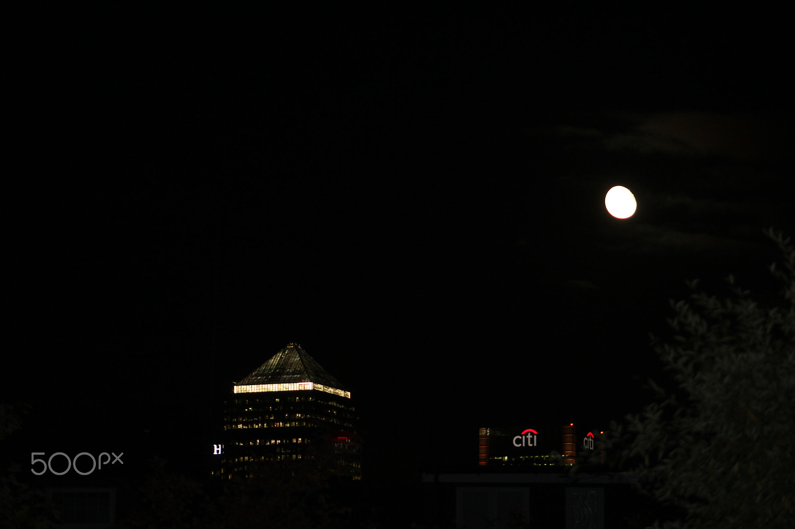 Canon EF 75-300mm f/4-5.6 USM sample photo. Canary wharf at night. photography
