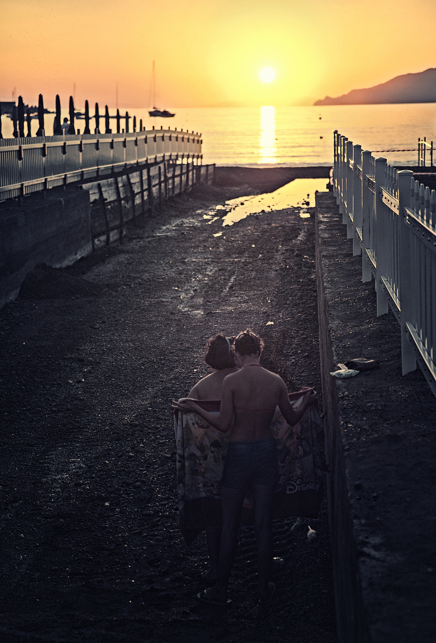 Nikon D700 + Sigma 24-70mm F2.8 EX DG Macro sample photo. Evening swimming photography