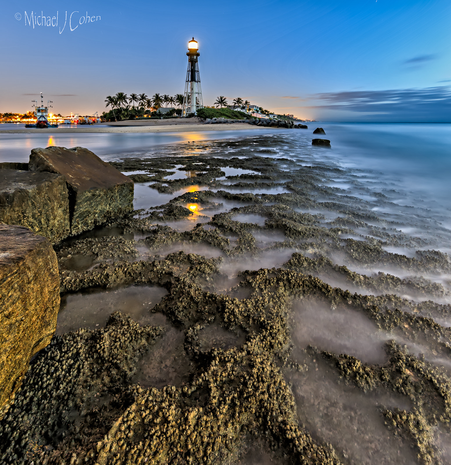 Canon EF 11-24mm F4L USM sample photo. Low tide at the lighthouse photography