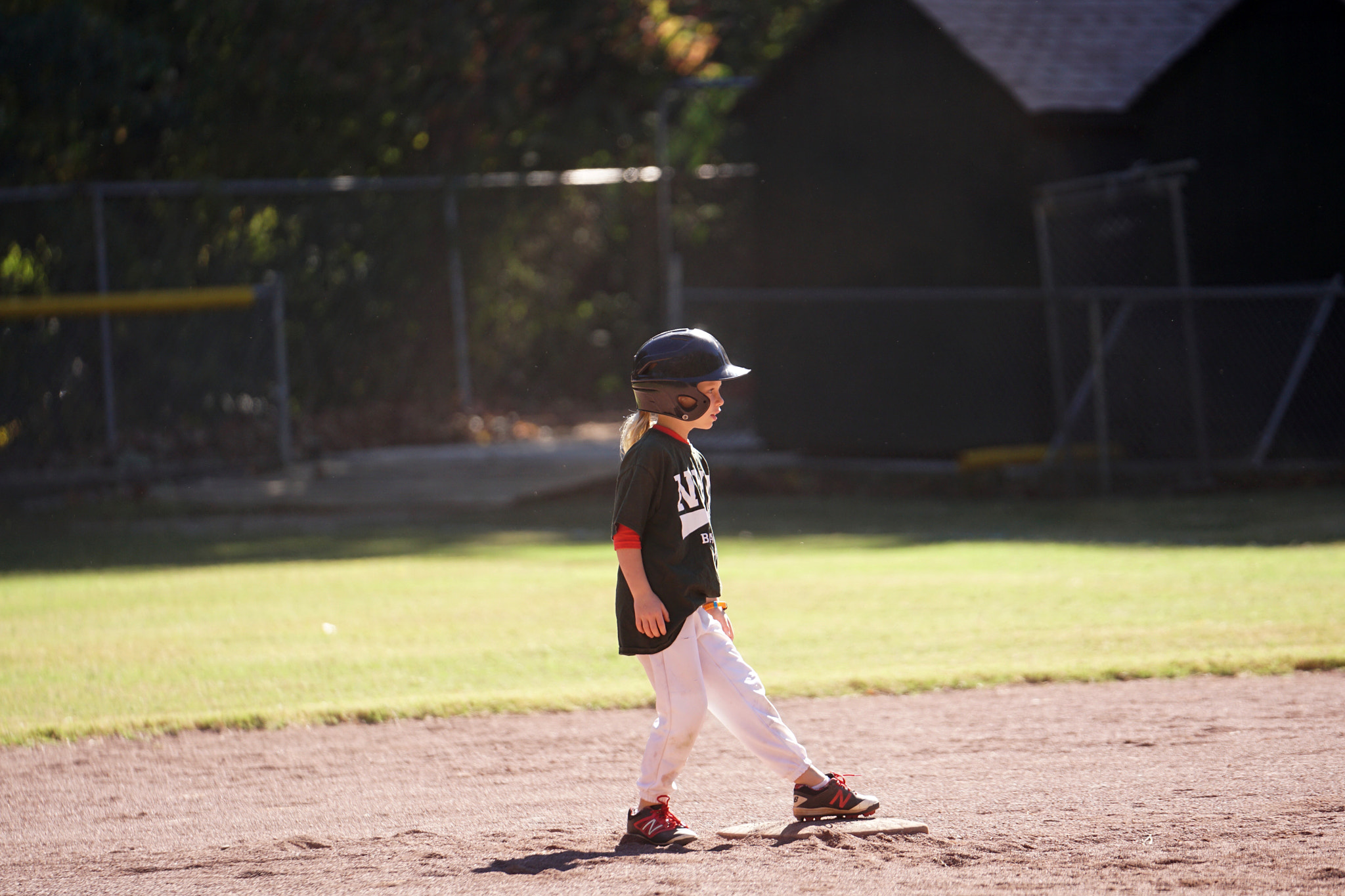 Sony a6300 + Sony FE 70-200mm F2.8 GM OSS sample photo. Girl outfield photography