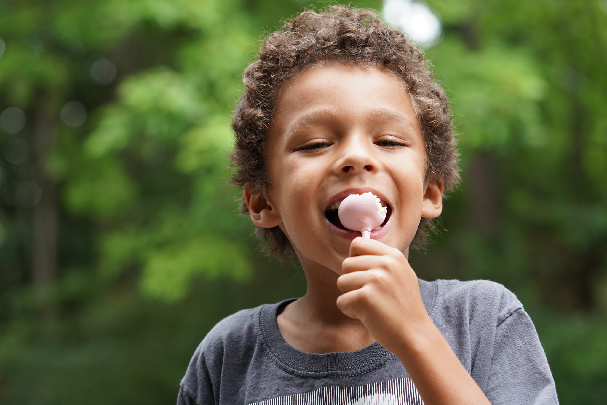 Sony a6300 + Sony FE 70-200mm F2.8 GM OSS sample photo. Boy with cake pop photography