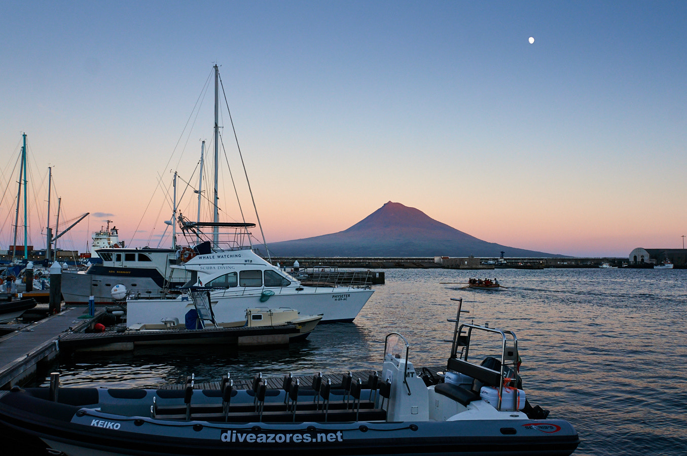 Sony Alpha NEX-6 + Sony E 18-200mm F3.5-6.3 OSS sample photo. Moon over pico photography