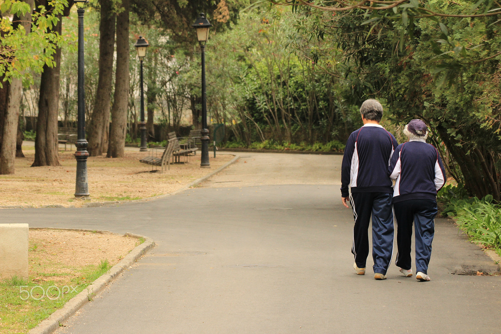 Tamron SP 35mm F1.8 Di VC USD sample photo. Elderly couple dressed the same photography