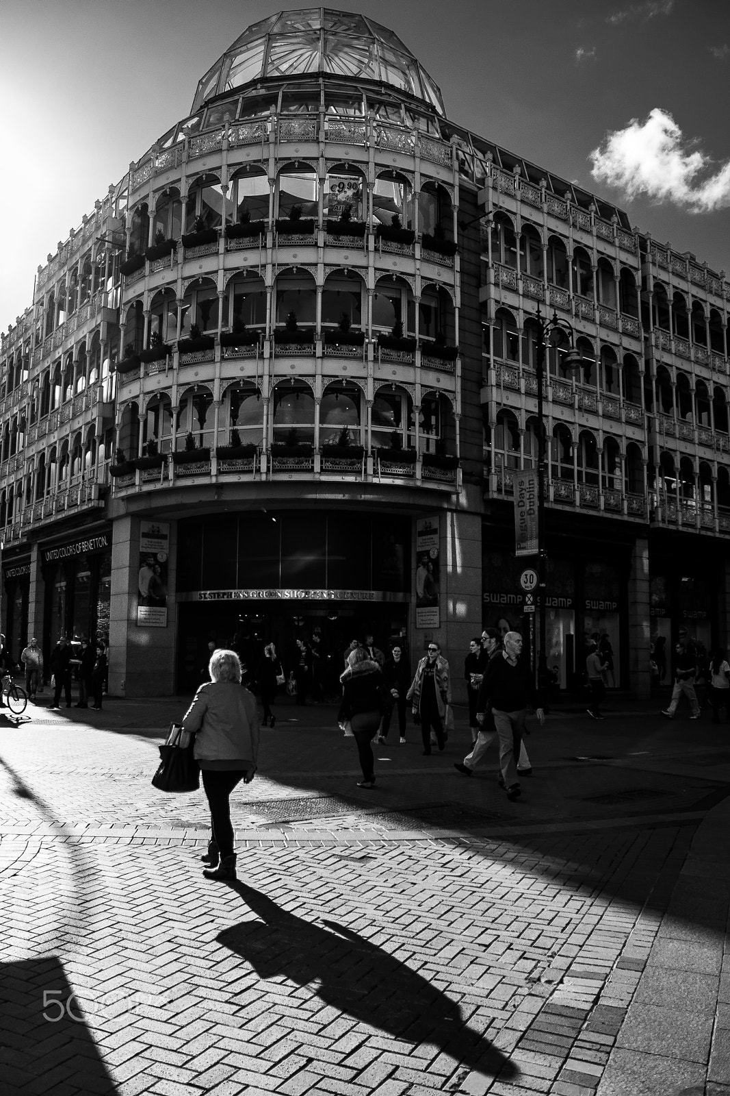 Sigma 17-70mm F2.8-4 DC Macro OS HSM | C sample photo. Anyone on the street photography