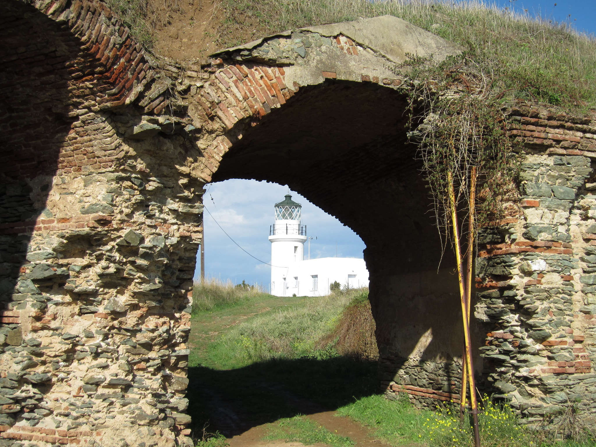 Canon PowerShot SD4000 IS (IXUS 300 HS / IXY 30S) sample photo. Lighthouse and ruins photography