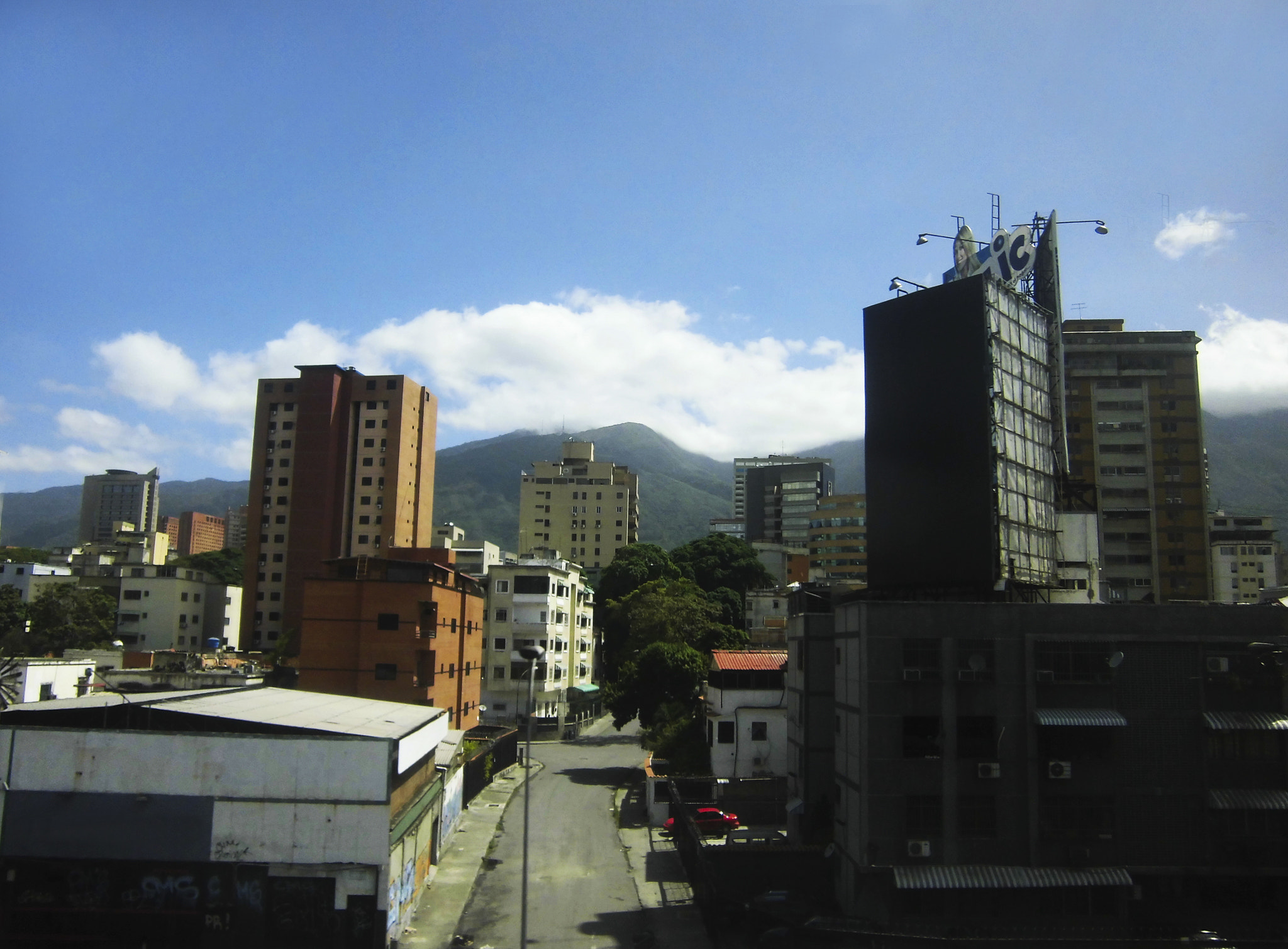 CASIO EX-ZS6 sample photo. Caracas en tonos. photography