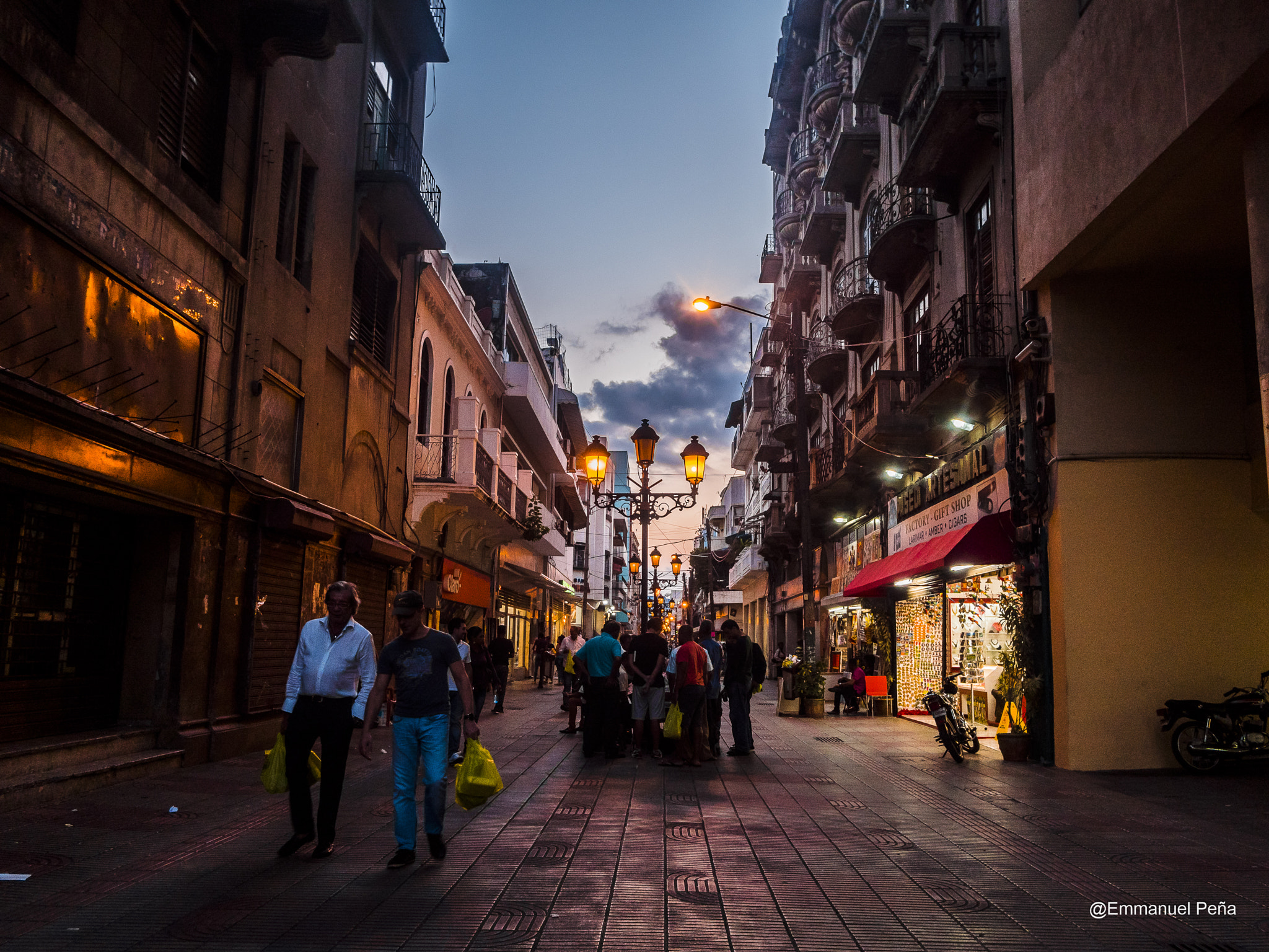 Panasonic Lumix DMC-GX8 + Panasonic Lumix G 14mm F2.5 ASPH sample photo. Atardecer de abri en la calle el conde photography